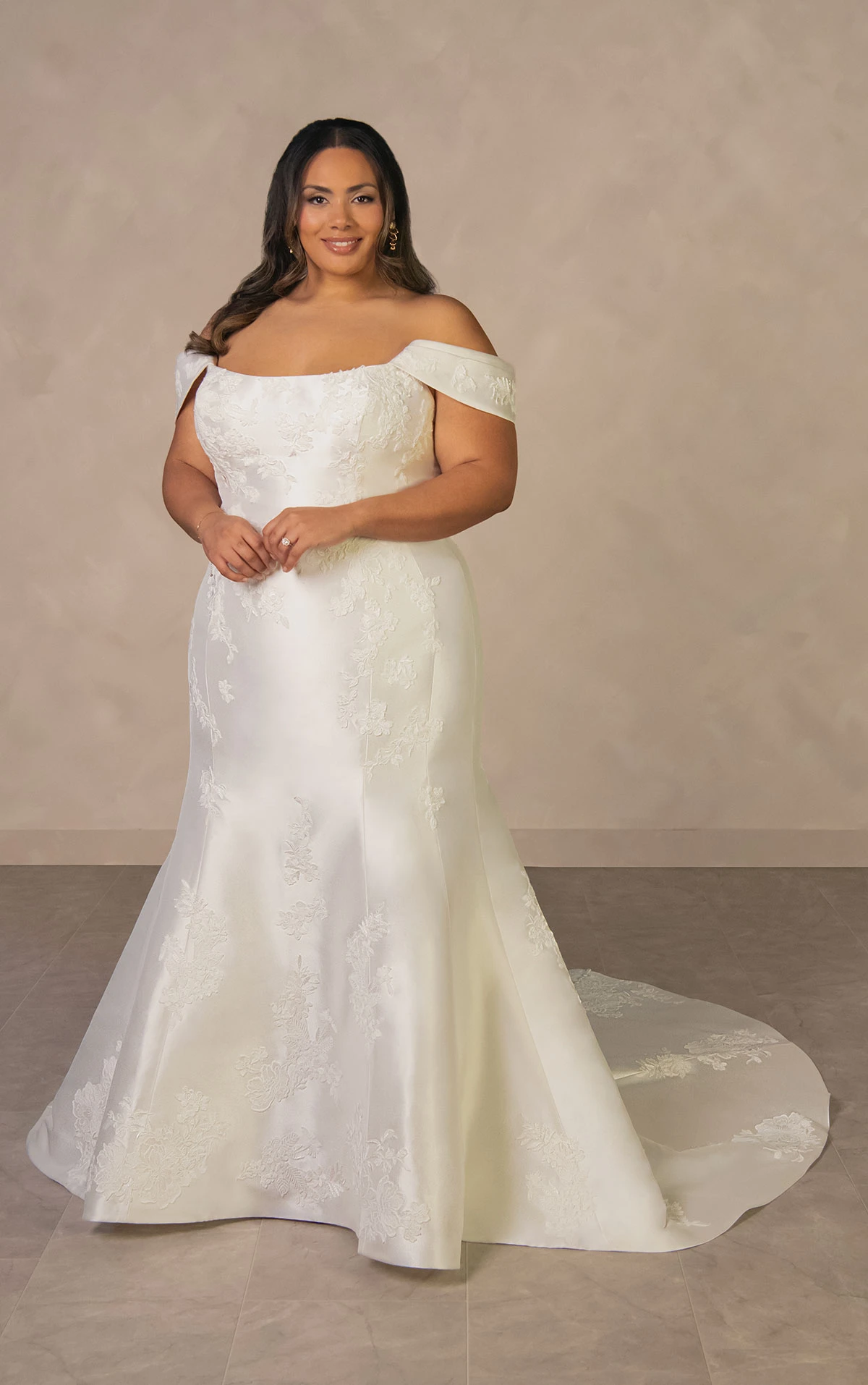 d4493+ Elegantes Fit-and-Flare-Brautkleid in Übergröße aus matter Spitze und Mikado mit abnehmbarem Übberrock  by Essense of Australia