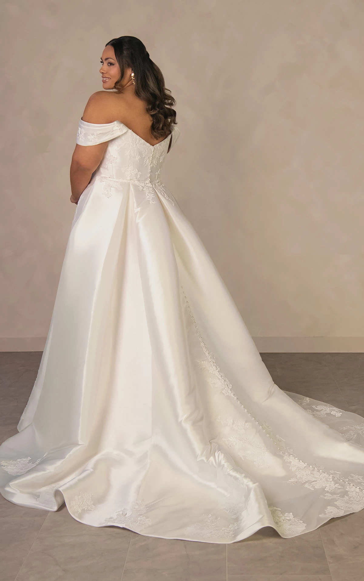 d4493+ Elegantes Fit-and-Flare-Brautkleid in Übergröße aus matter Spitze und Mikado mit abnehmbarem Übberrock  by Essense of Australia