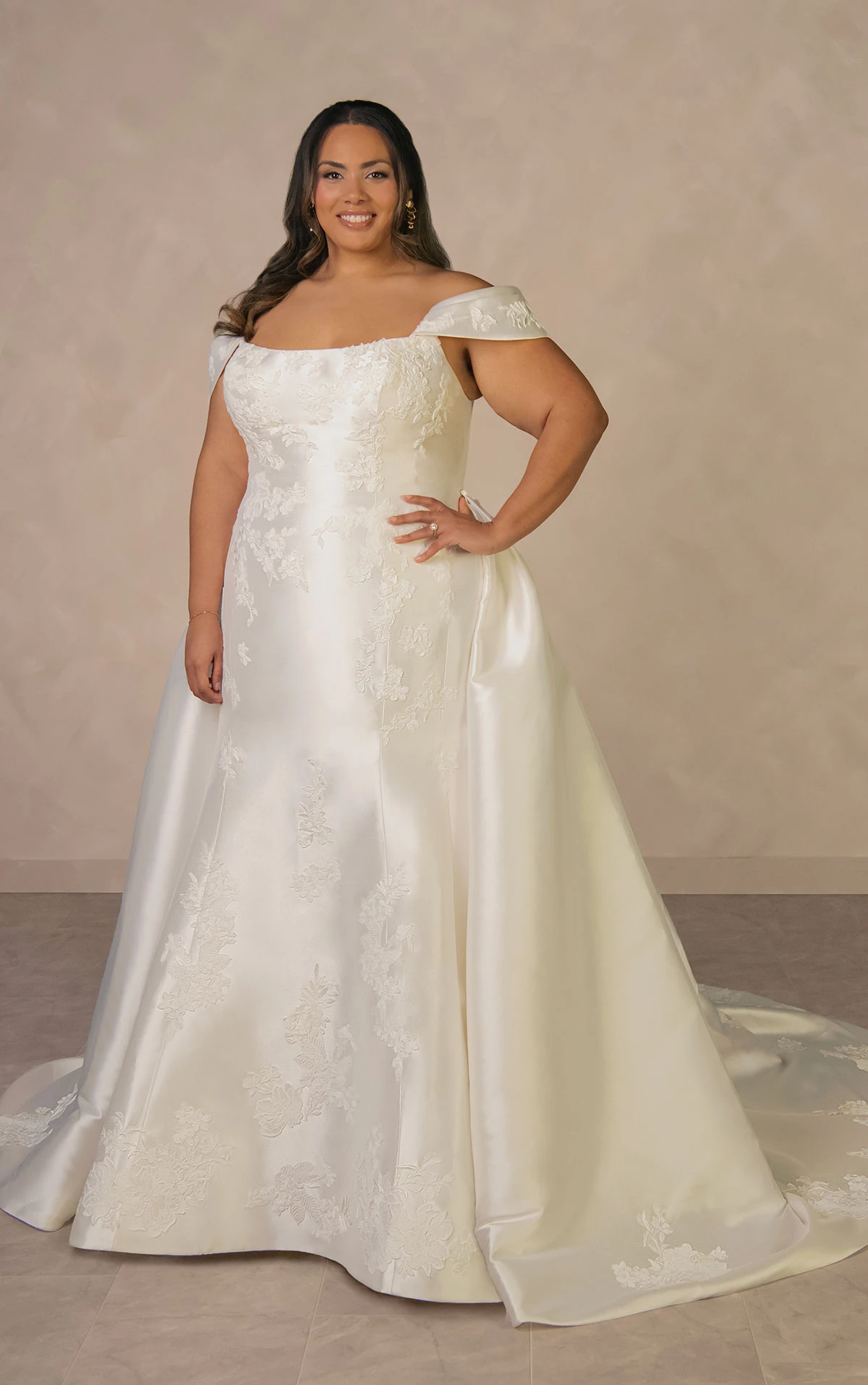 d4493+ Elegantes Fit-and-Flare-Brautkleid in Übergröße aus matter Spitze und Mikado mit abnehmbarem Übberrock  by Essense of Australia