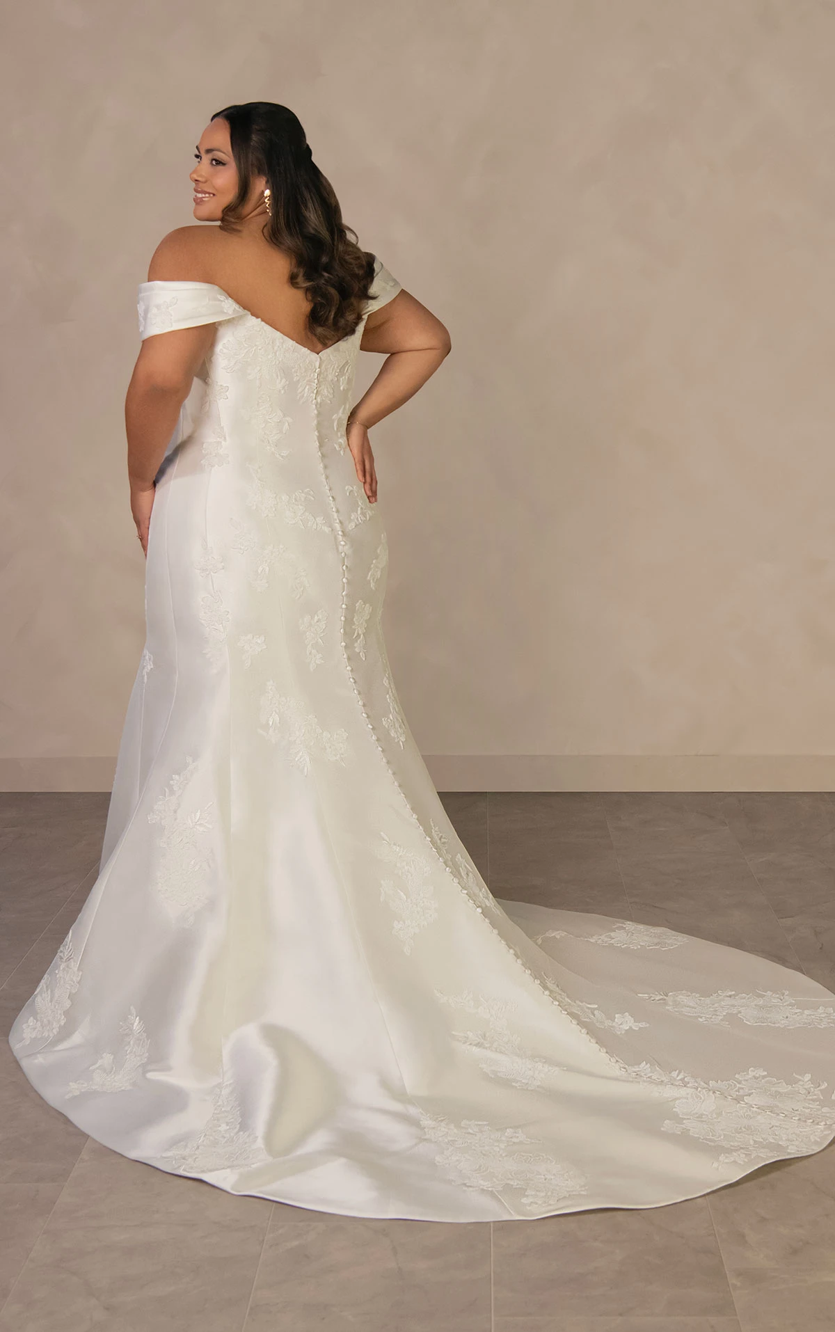 d4493+ Elegantes Fit-and-Flare-Brautkleid in Übergröße aus matter Spitze und Mikado mit abnehmbarem Übberrock  by Essense of Australia