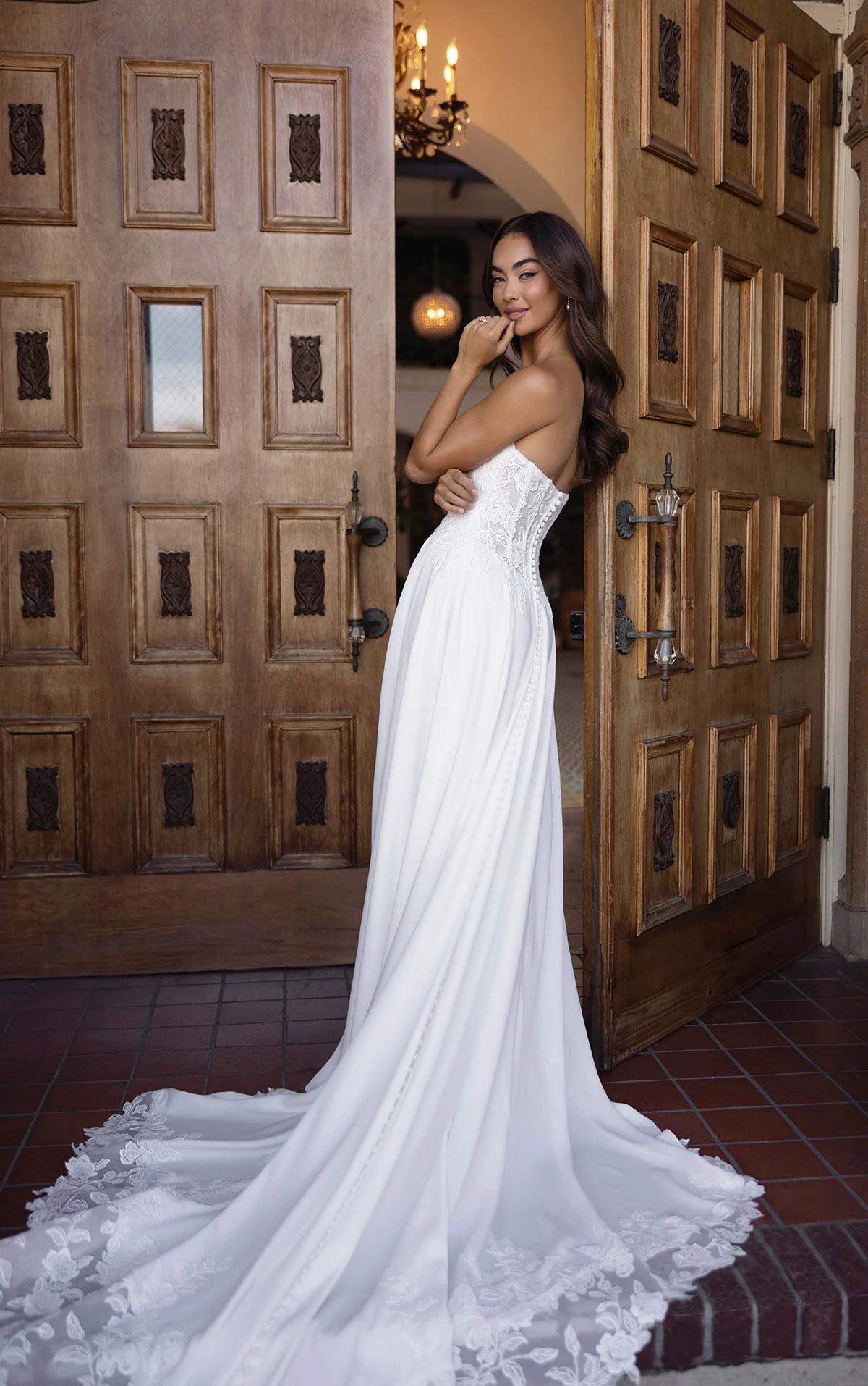 d4504 Minimalistisches A-Linien-Brautkleid aus Krepp mit transparentem Korsettrücken aus Spitze  by Essense of Australia
