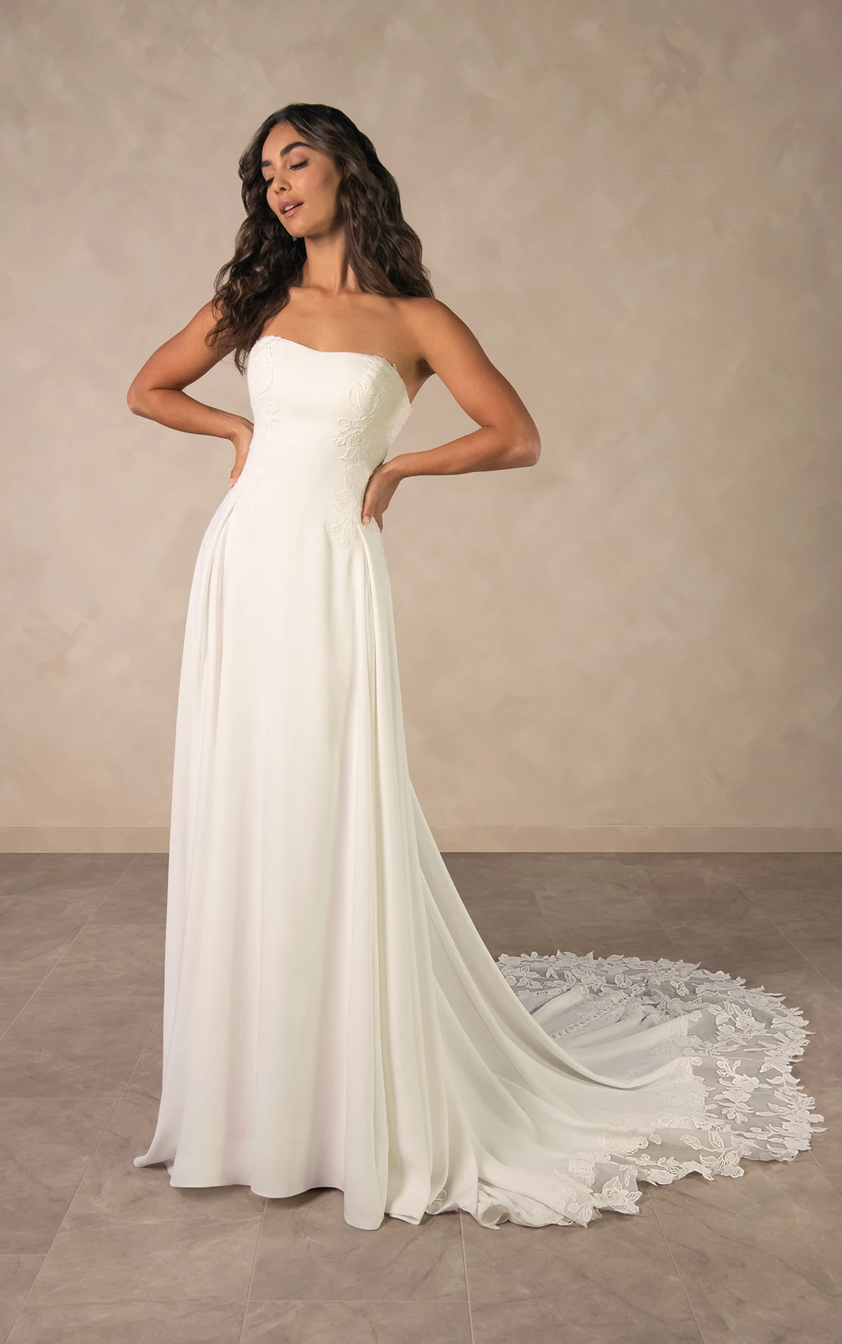 d4504 Minimalistisches A-Linien-Brautkleid aus Krepp mit transparentem Korsettrücken aus Spitze  by Essense of Australia