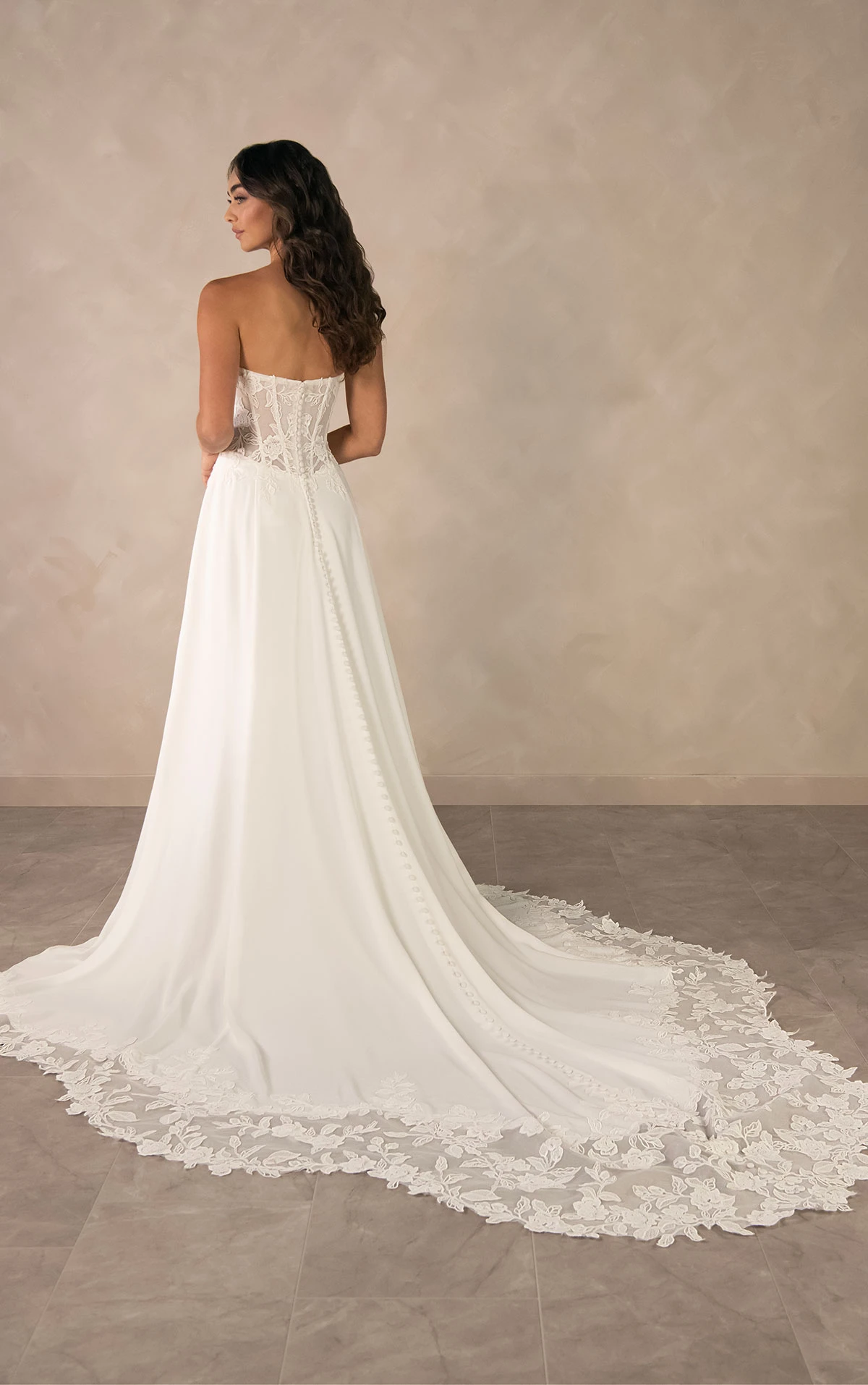 d4504 Minimalistisches A-Linien-Brautkleid aus Krepp mit transparentem Korsettrücken aus Spitze  by Essense of Australia
