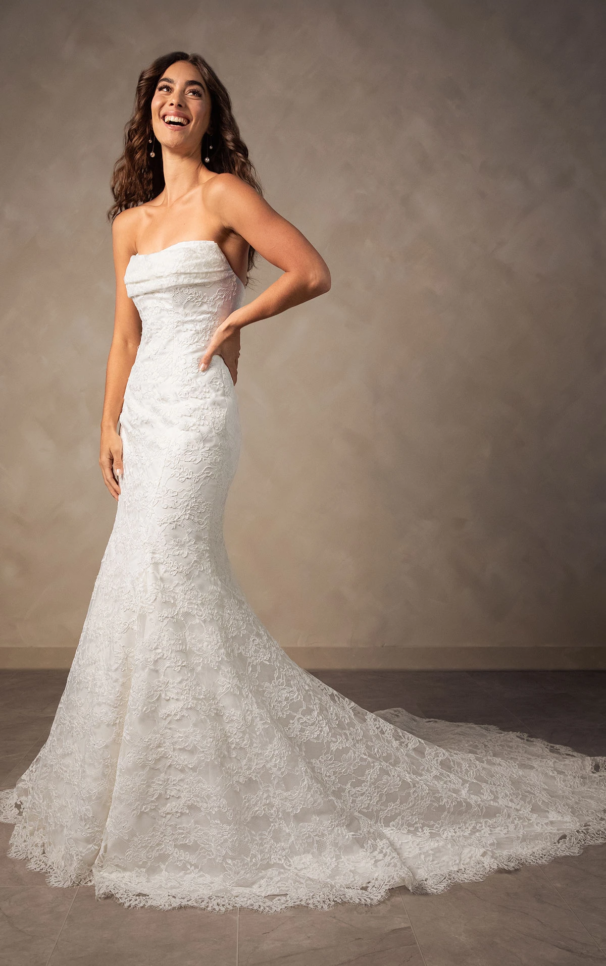 d4522 Romantisches Fit-and-Flare-Brautkleid aus Allover-Spitze mit wellenförmiger Schleppe  by Essense of Australia