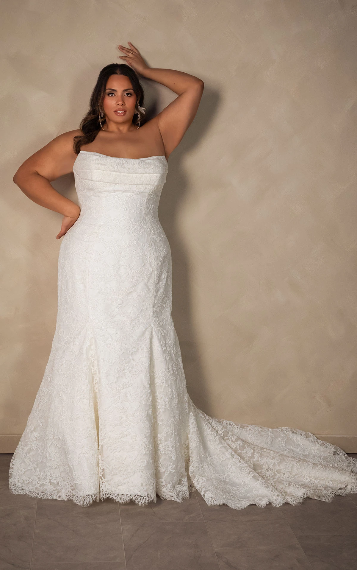 d4522 Romantisches Fit-and-Flare-Brautkleid aus Allover-Spitze mit wellenförmiger Schleppe  by Essense of Australia