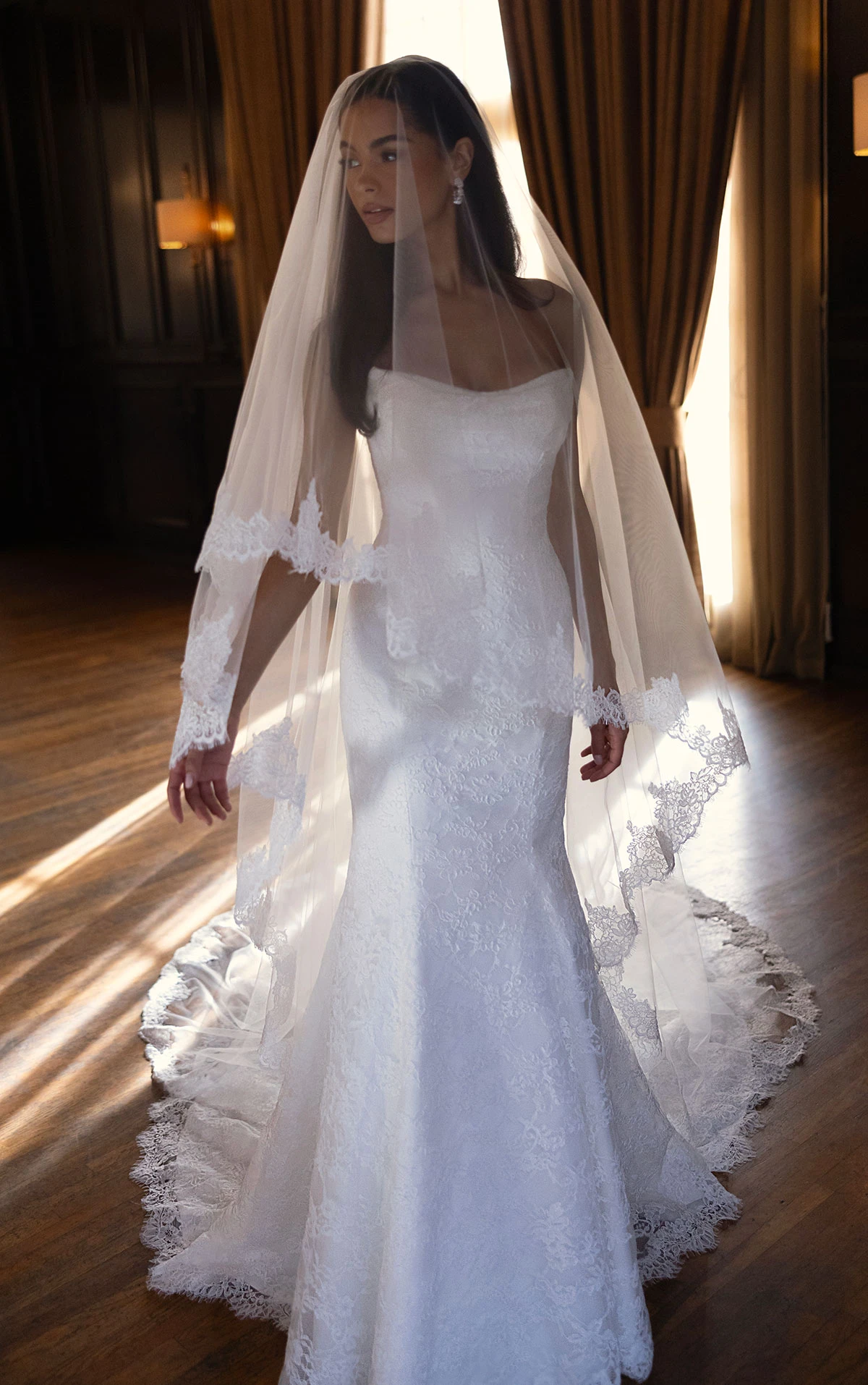 d4522 Romantisches Fit-and-Flare-Brautkleid aus Allover-Spitze mit wellenförmiger Schleppe  by Essense of Australia
