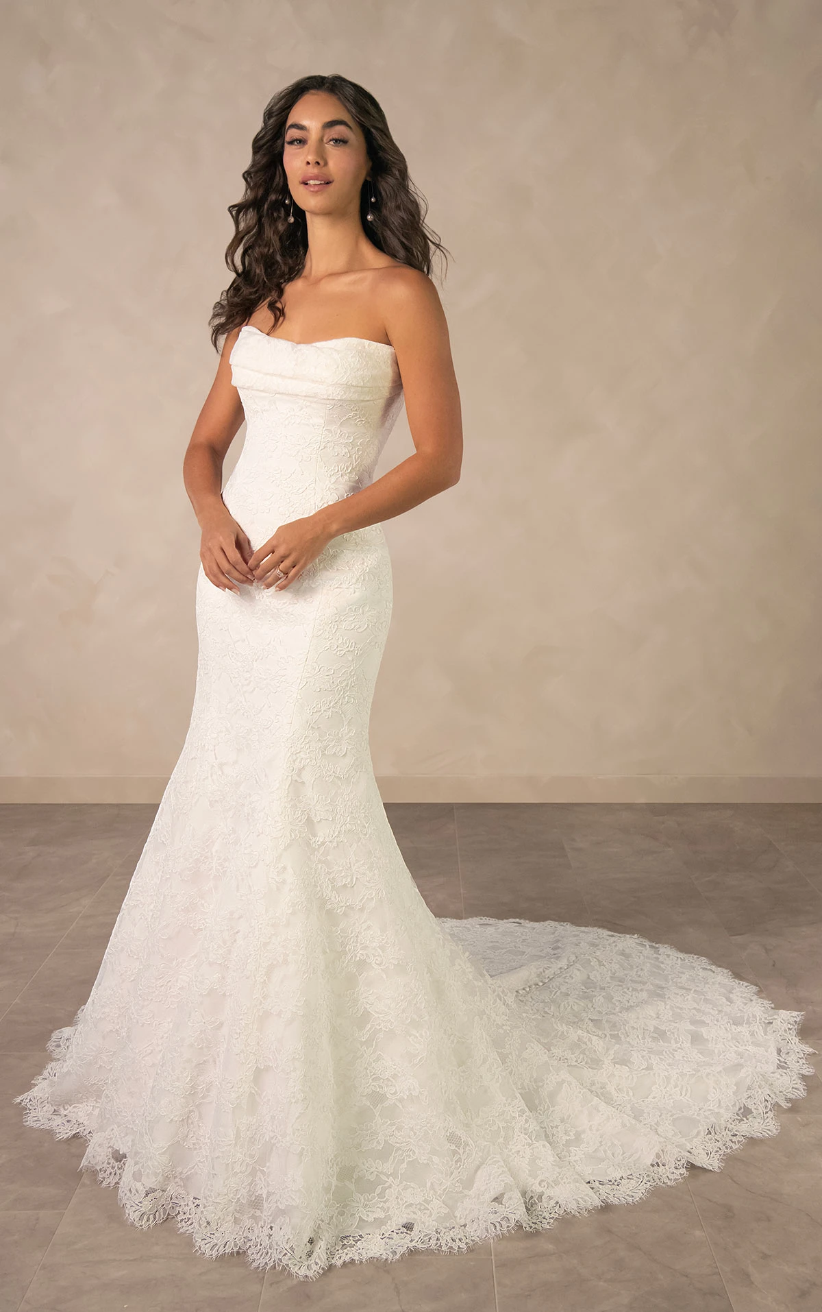 d4522 Romantisches Fit-and-Flare-Brautkleid aus Allover-Spitze mit wellenförmiger Schleppe  by Essense of Australia
