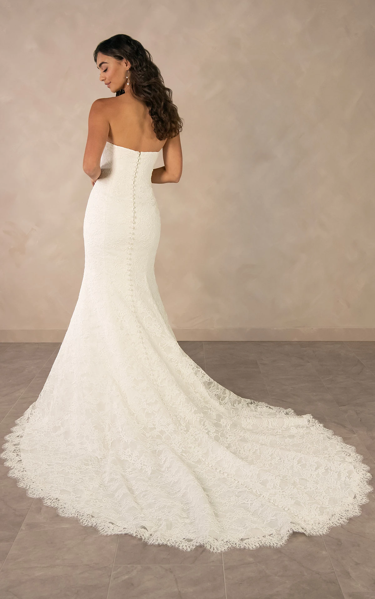 d4522 Romantisches Fit-and-Flare-Brautkleid aus Allover-Spitze mit wellenförmiger Schleppe  by Essense of Australia