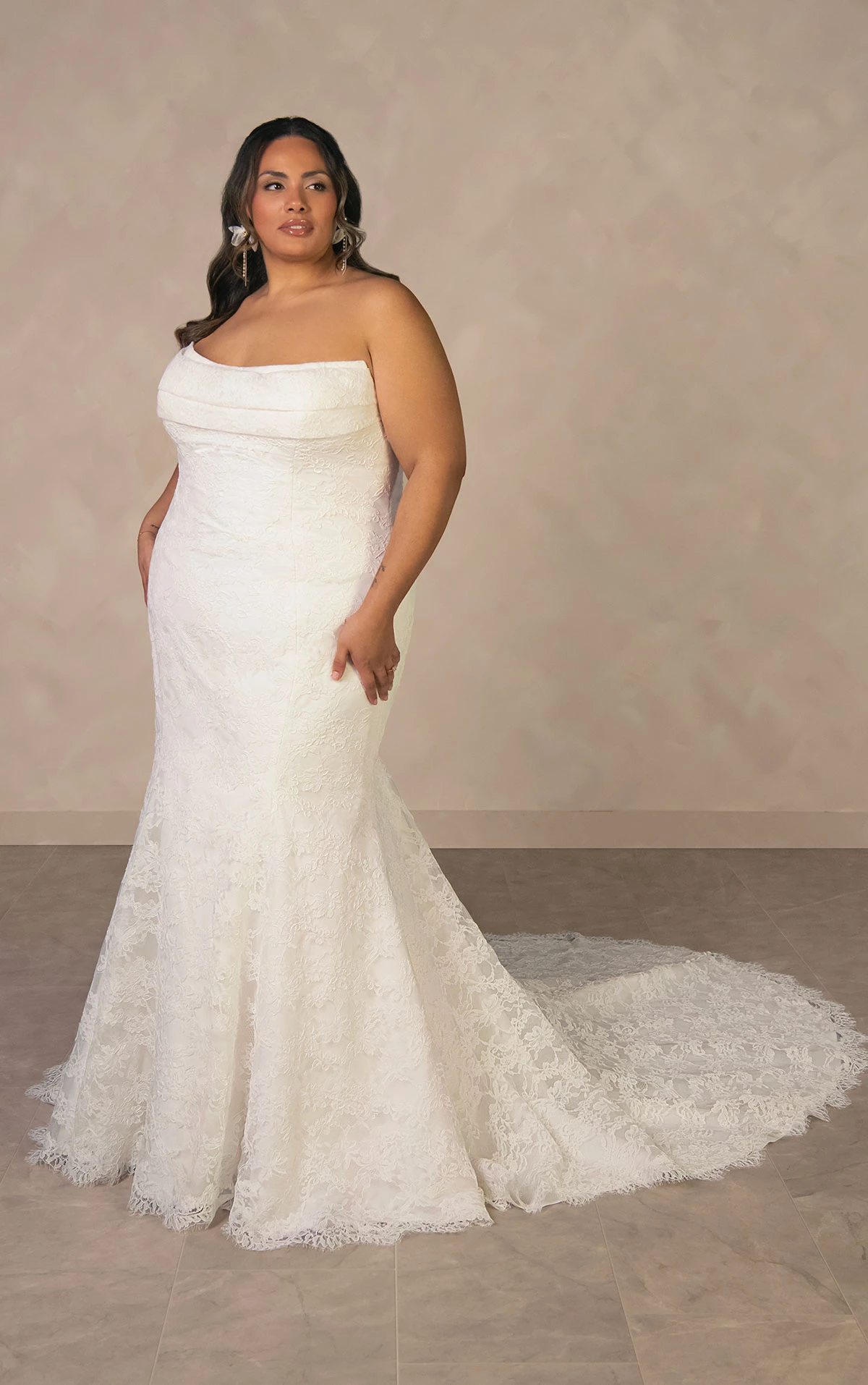 d4522+ Trägerloses Fit-and-Flare-Hochzeitskleid aus Spitze in Übergröße  by Essense of Australia