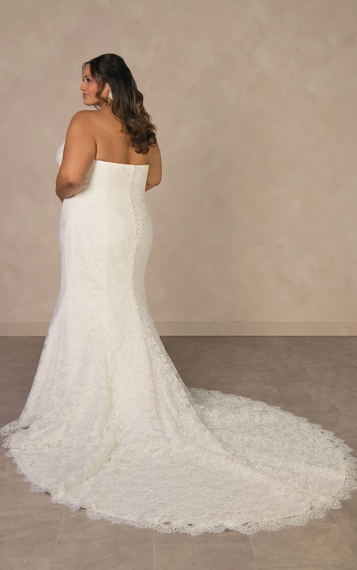 d4522+ Trägerloses Fit-and-Flare-Hochzeitskleid aus Spitze in Übergröße  by Essense of Australia