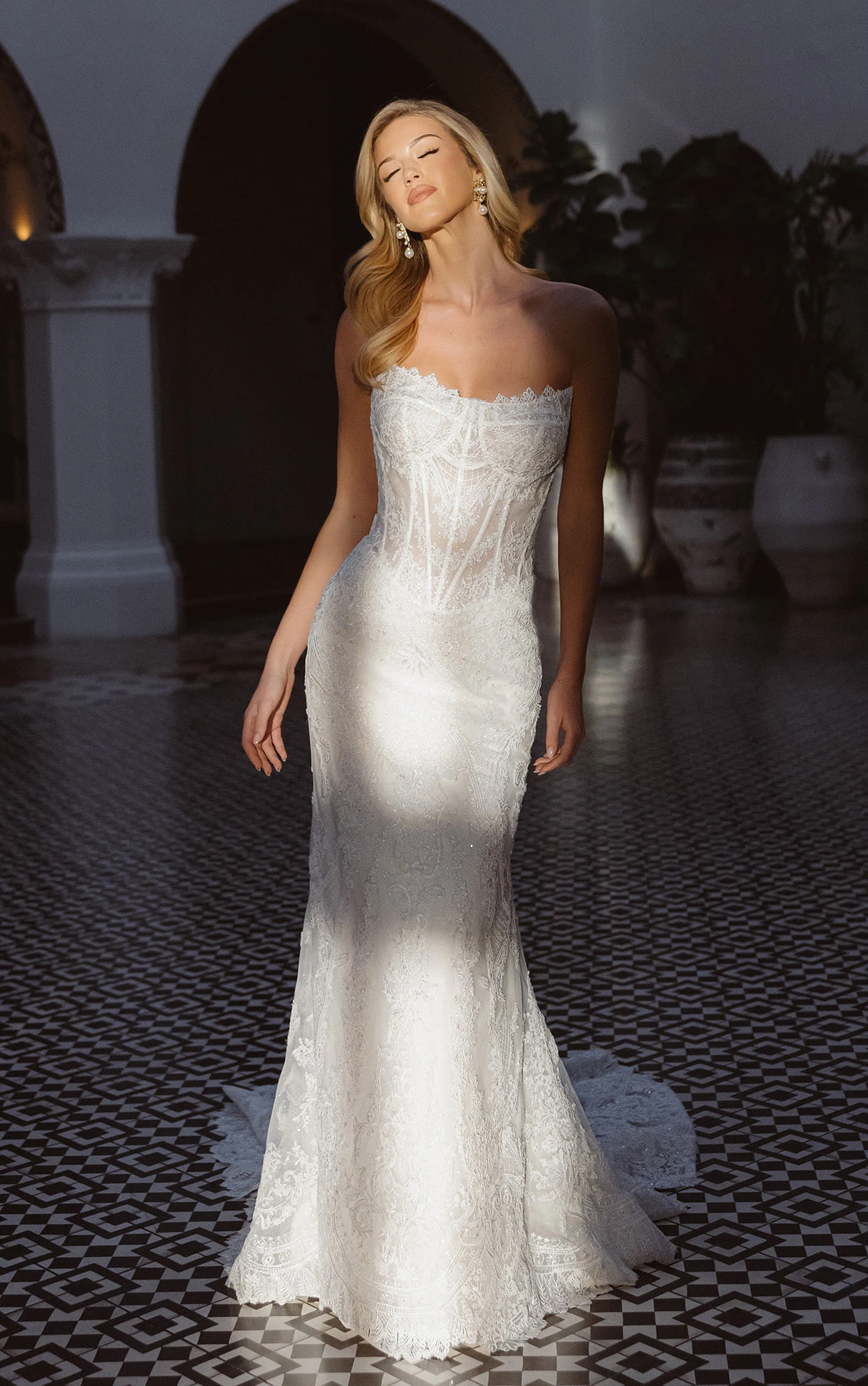Glamouröses Fit-and-Flare-Brautkleid aus Spitze und Pailletten mit Korsettoberteil, D4541, byEssense of Australia