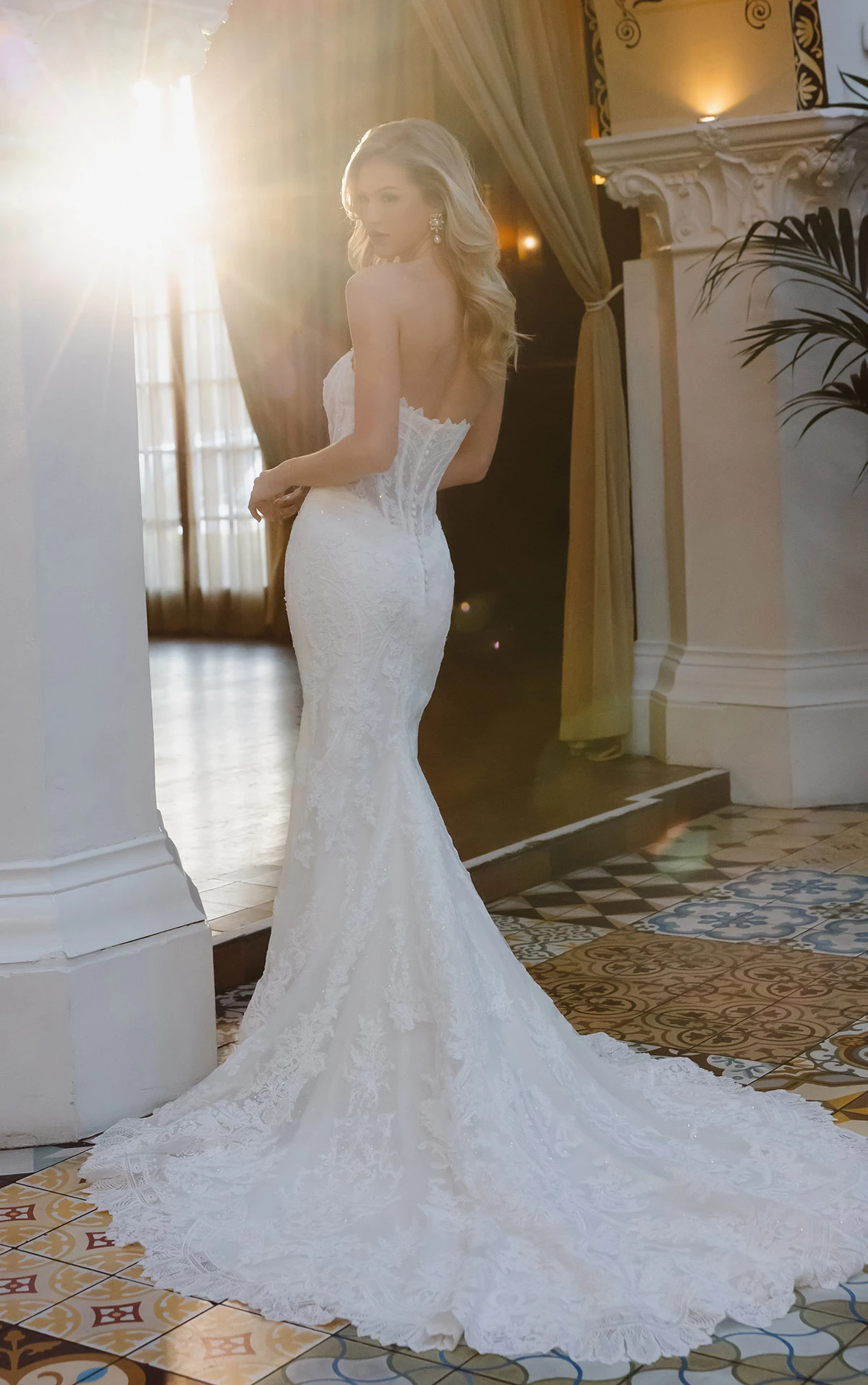 d4541 Glamouröses Fit-and-Flare-Brautkleid aus Spitze und Pailletten mit Korsettoberteil  by Essense of Australia