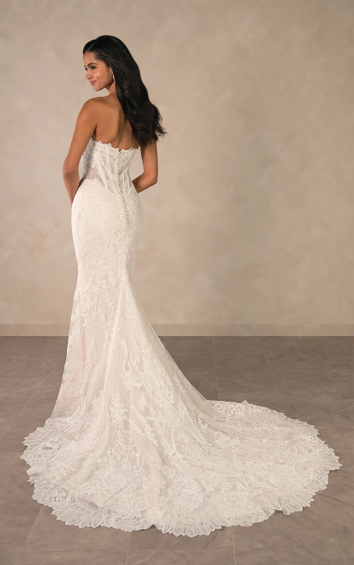 d4541 Glamouröses Fit-and-Flare-Brautkleid aus Spitze und Pailletten mit Korsettoberteil  by Essense of Australia