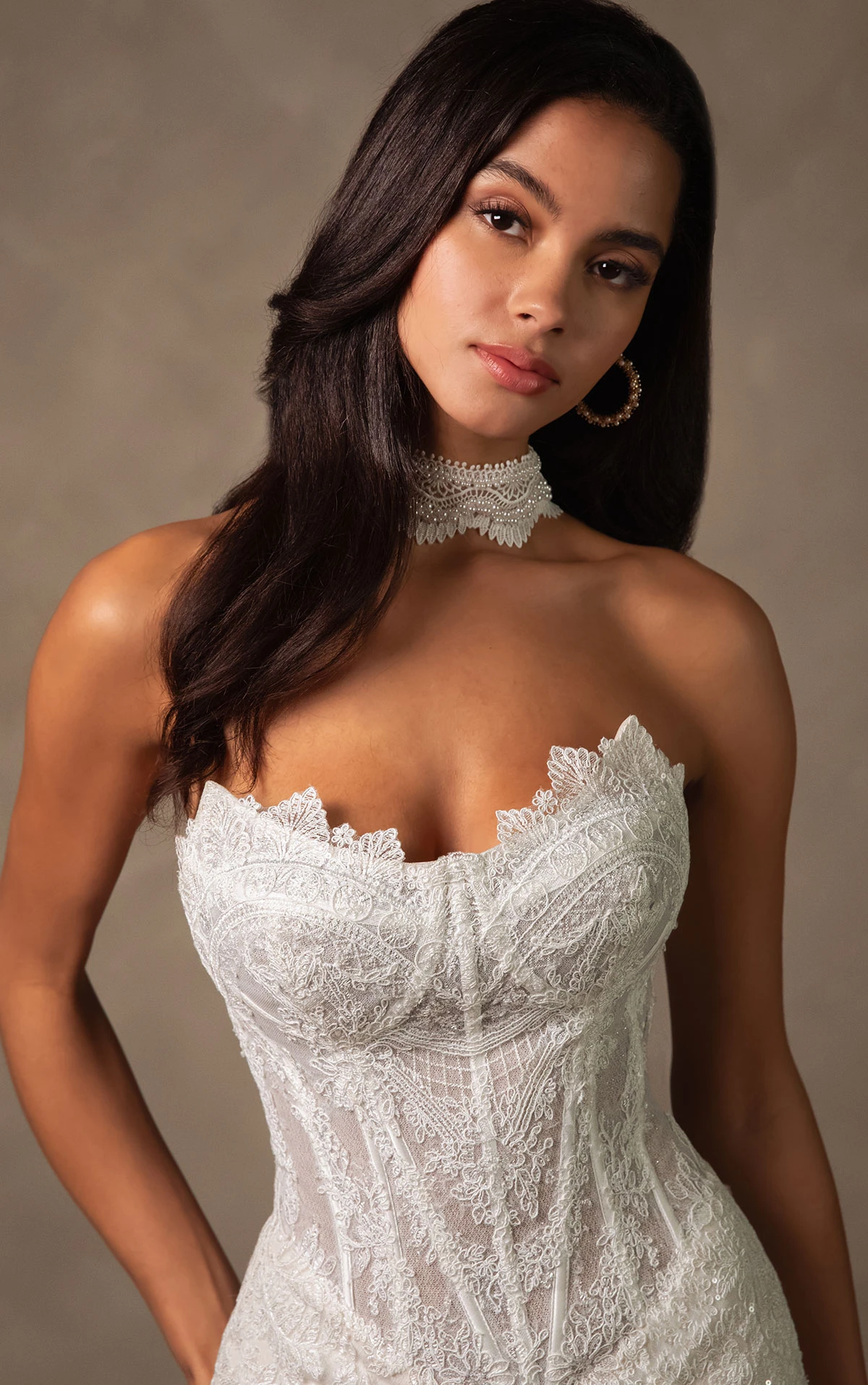 d4541 Glamouröses Fit-and-Flare-Brautkleid aus Spitze und Pailletten mit Korsettoberteil  by Essense of Australia