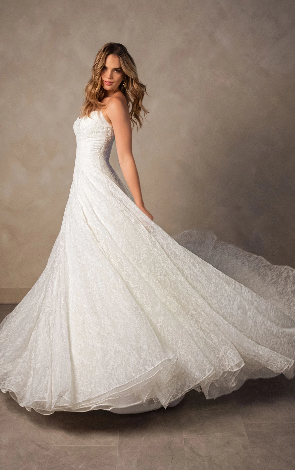 d4543 A-Linien-Brautkleid aus Allover-Spitze mit klassischem herzförmigem Ausschnitt  by Essense of Australia