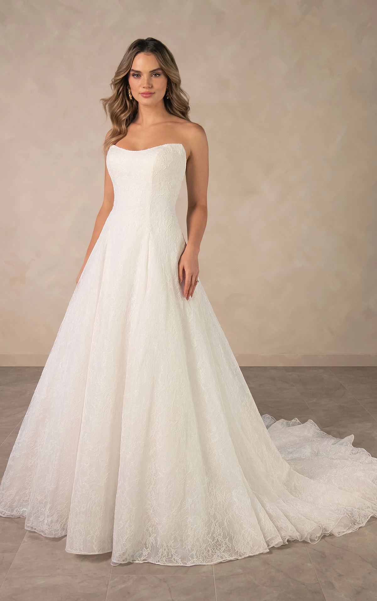 d4543 A-Linien-Brautkleid aus Allover-Spitze mit klassischem herzförmigem Ausschnitt  by Essense of Australia