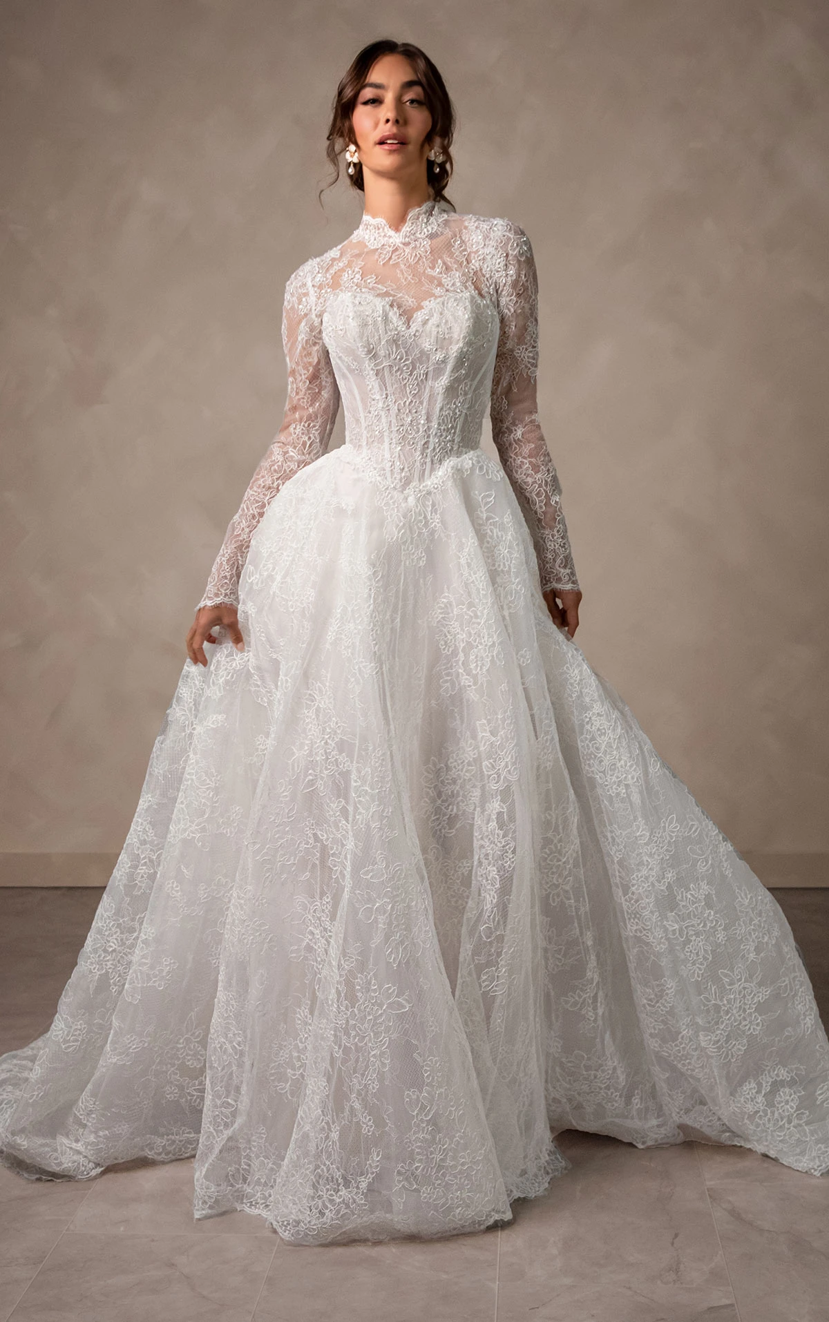 Elegantes A-Linien-Brautkleid aus Spitze mit hohem Ausschnitt und langen Ärmeln, D4554, byEssense of Australia