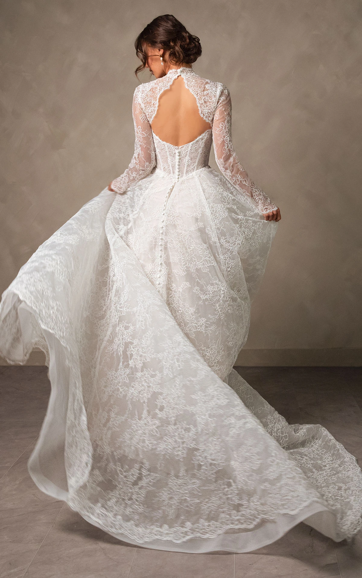 d4554 Elegantes A-Linien-Brautkleid aus Spitze mit hohem Ausschnitt und langen Ärmeln by Essense of Australia