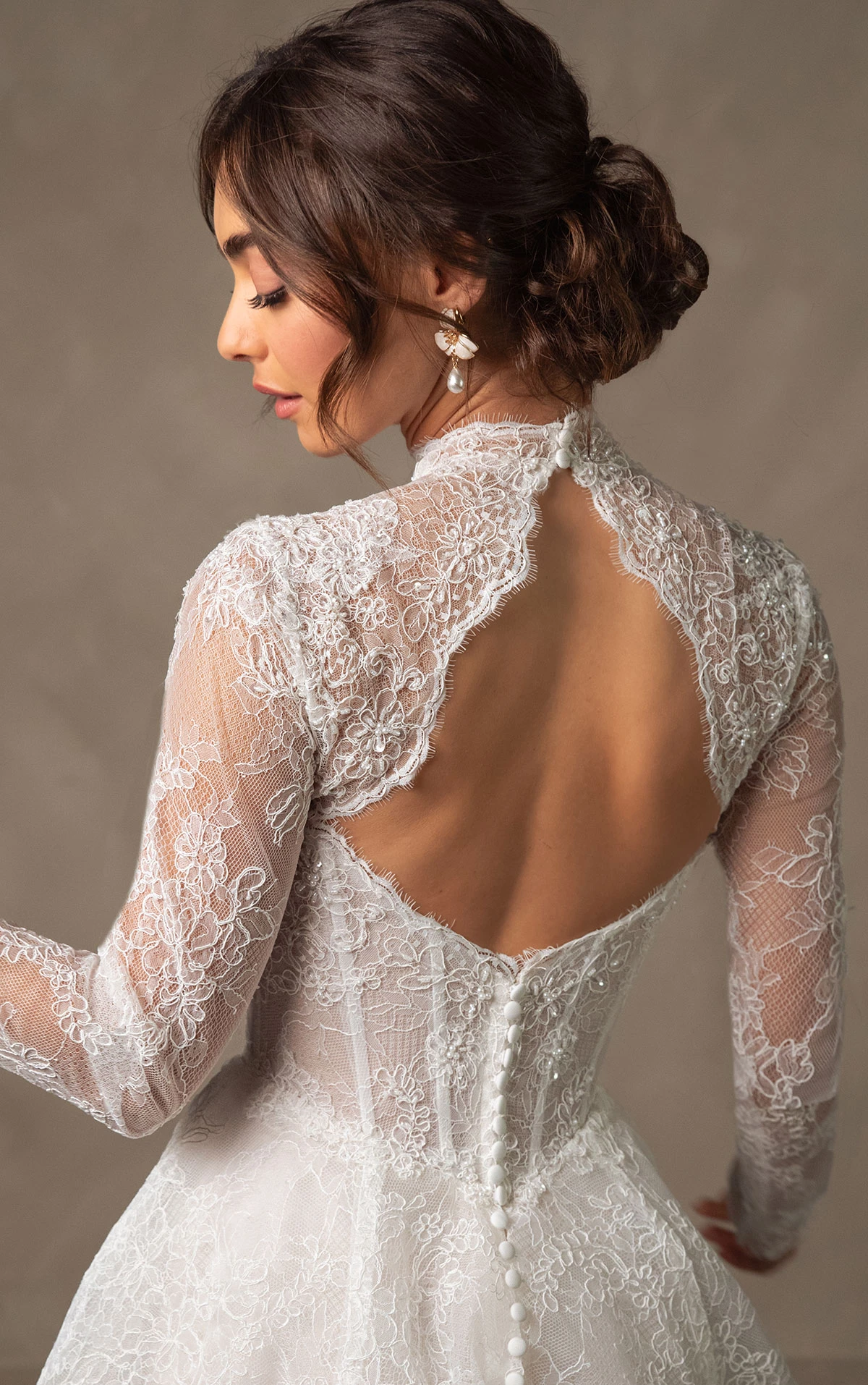 d4554 Elegantes A-Linien-Brautkleid aus Spitze mit hohem Ausschnitt und langen Ärmeln by Essense of Australia