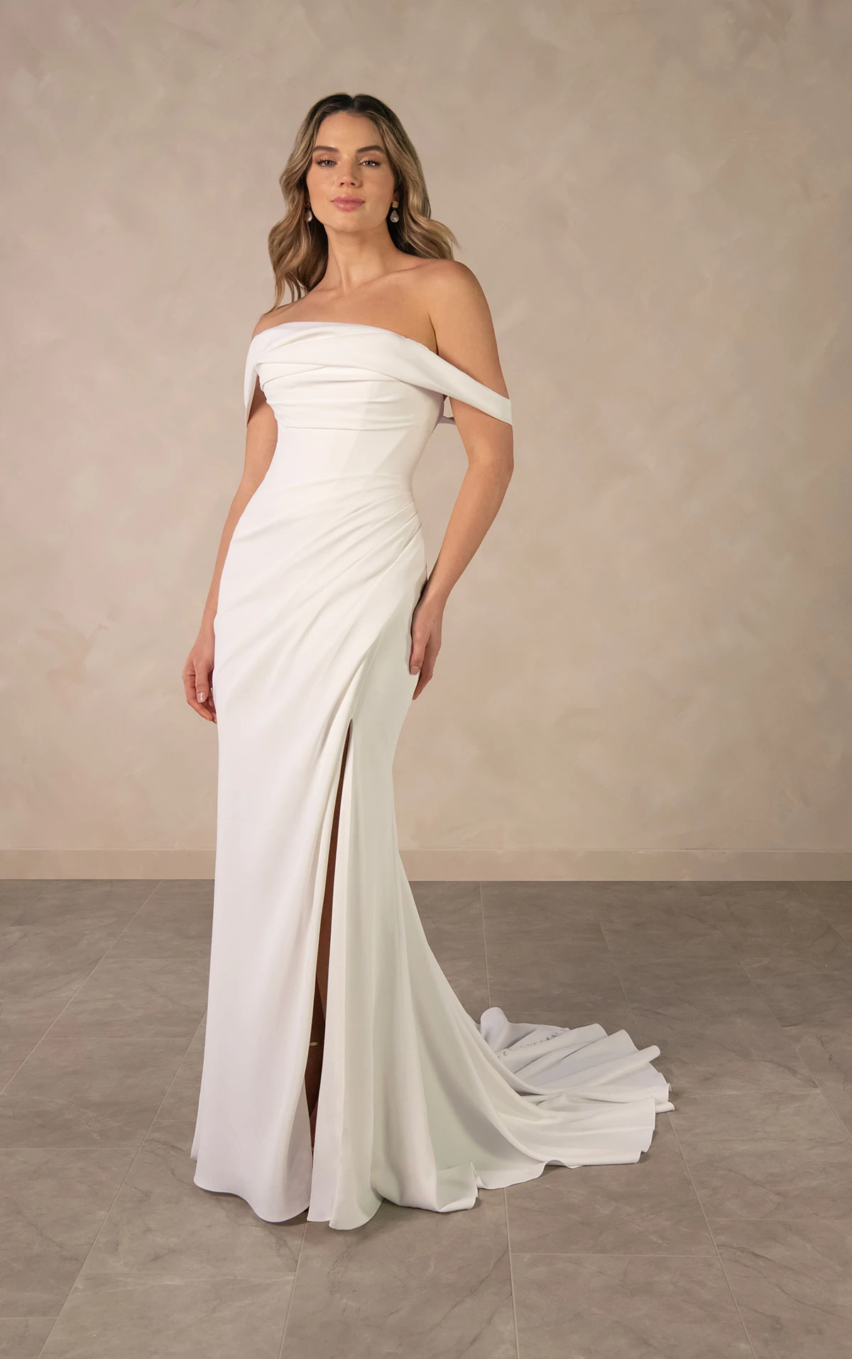 d4563 Müheloses Etui-Brautkleid aus Krepp mit asymmetrischer Raffung  by Essense of Australia