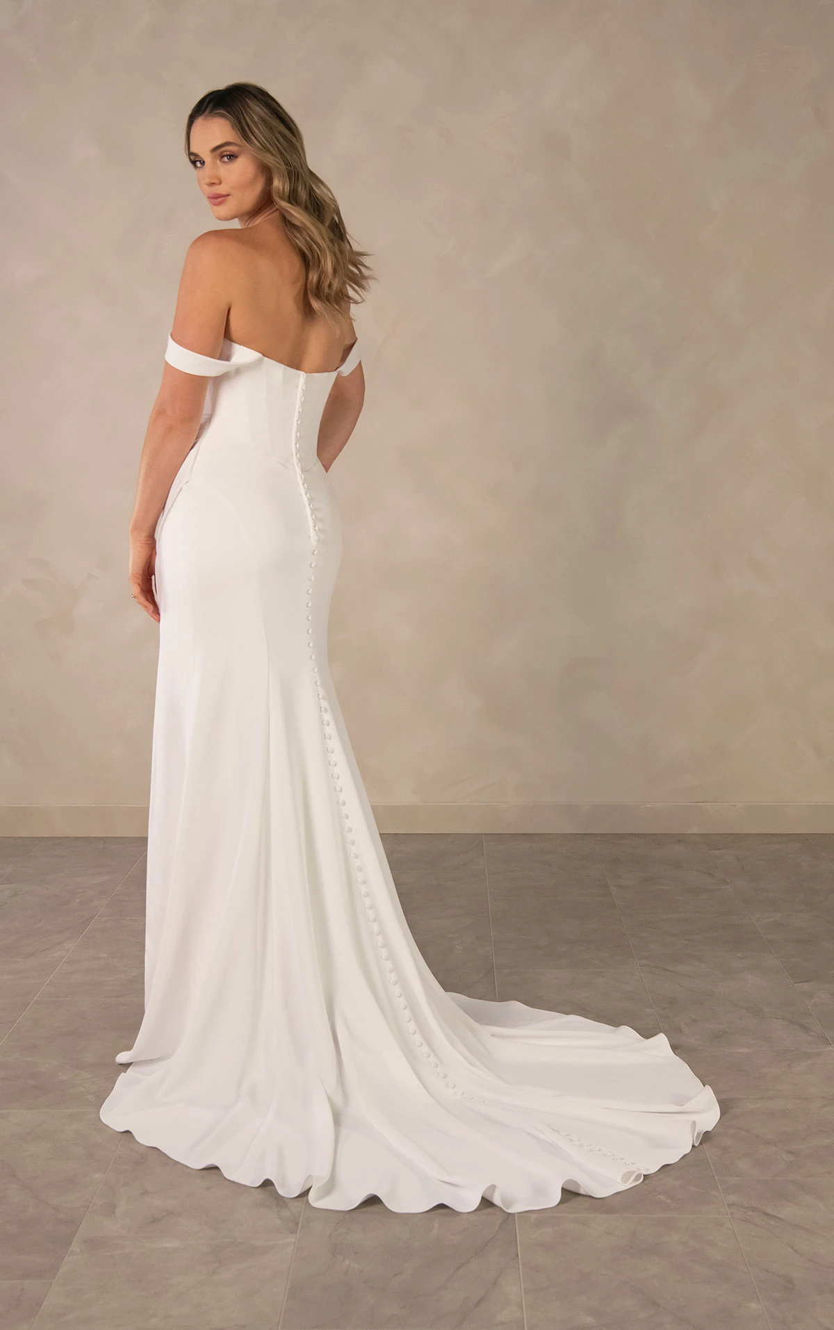 d4563 Müheloses Etui-Brautkleid aus Krepp mit asymmetrischer Raffung  by Essense of Australia