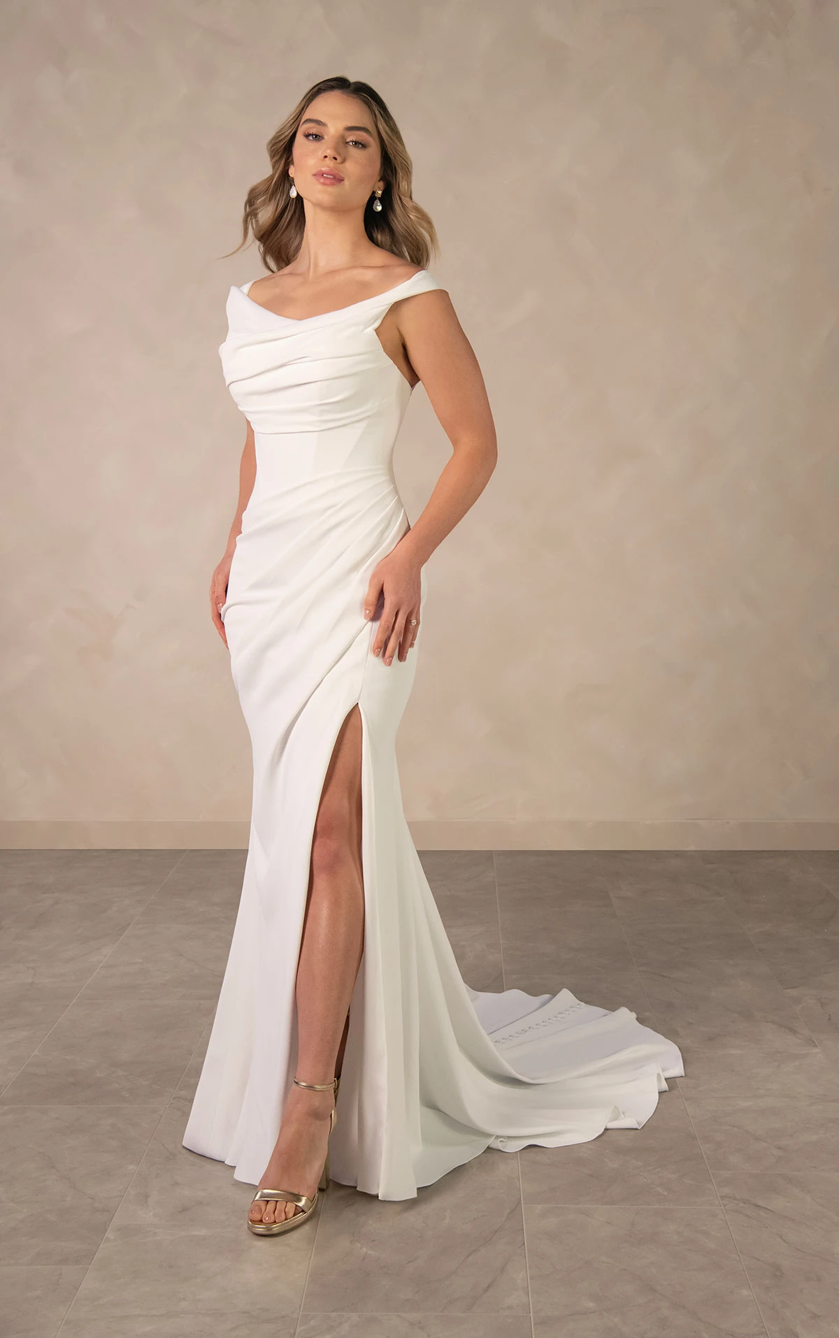 d4563 Müheloses Etui-Brautkleid aus Krepp mit asymmetrischer Raffung  by Essense of Australia