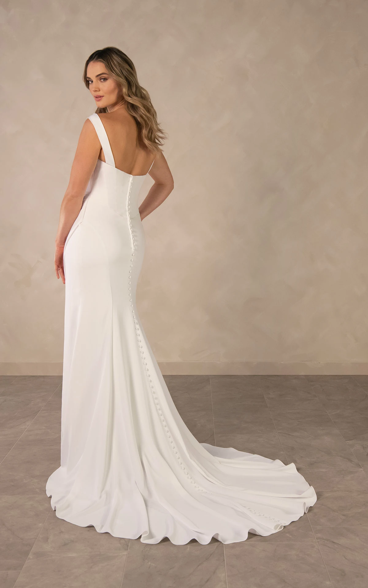 d4563 Müheloses Etui-Brautkleid aus Krepp mit asymmetrischer Raffung  by Essense of Australia