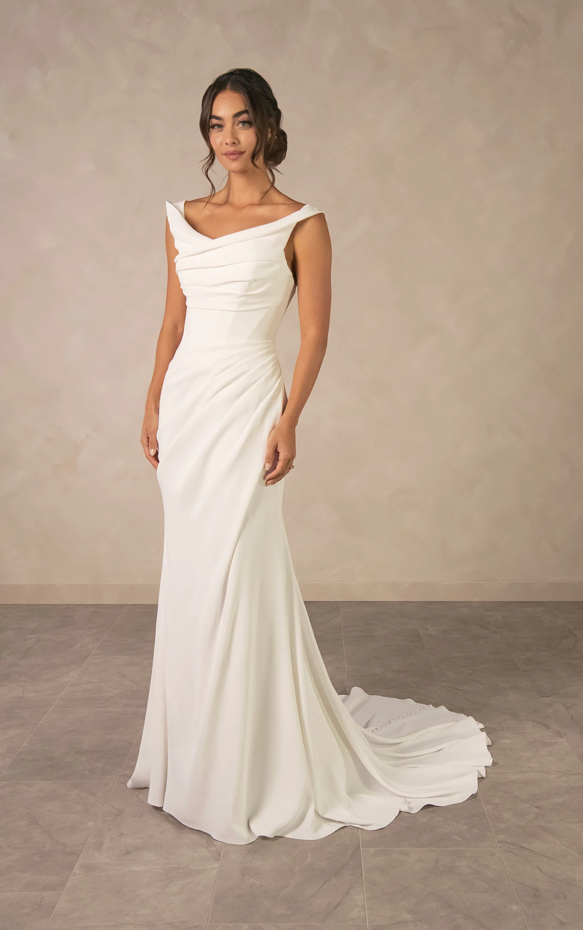 d4563 Müheloses Etui-Brautkleid aus Krepp mit asymmetrischer Raffung  by Essense of Australia