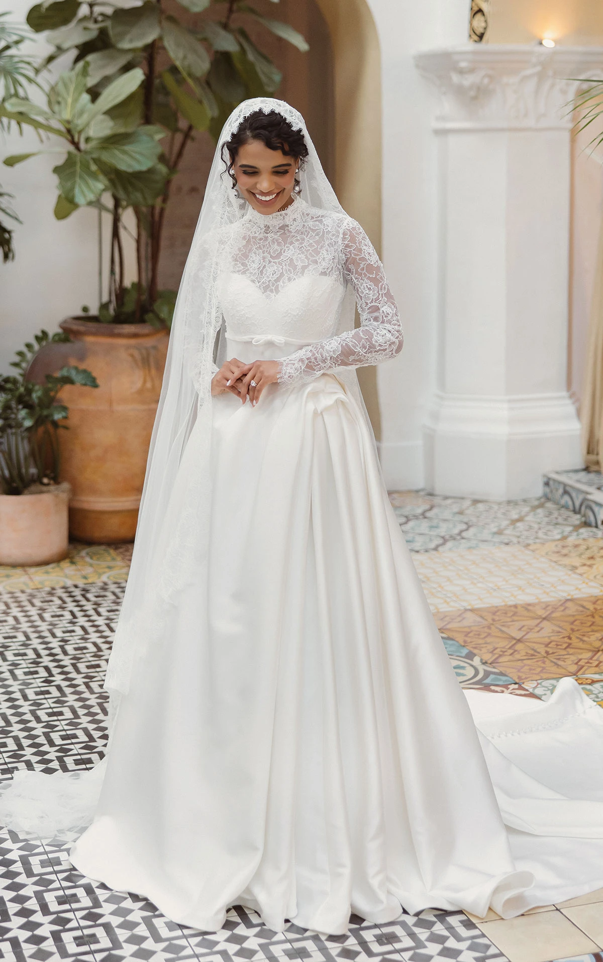 Royales Ball-Brautkleid aus Mikado mit transparentem, hohem Ausschnitt aus Illusionsspitze und langen Ärmeln, D4566, byEssense of Australia