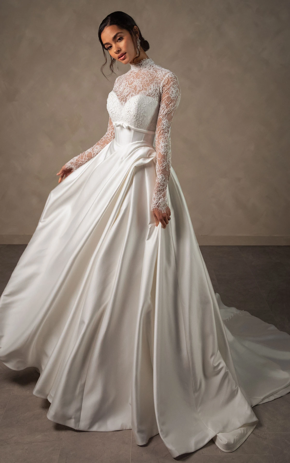 d4566 Royales Ball-Brautkleid aus Mikado mit transparentem, hohem Ausschnitt aus Illusionsspitze und langen Ärmeln  by Essense of Australia