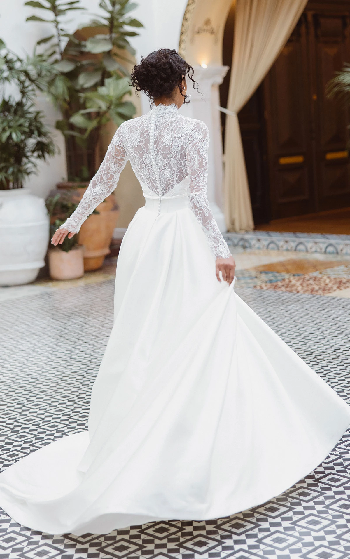 d4566 Royales Ball-Brautkleid aus Mikado mit transparentem, hohem Ausschnitt aus Illusionsspitze und langen Ärmeln  by Essense of Australia