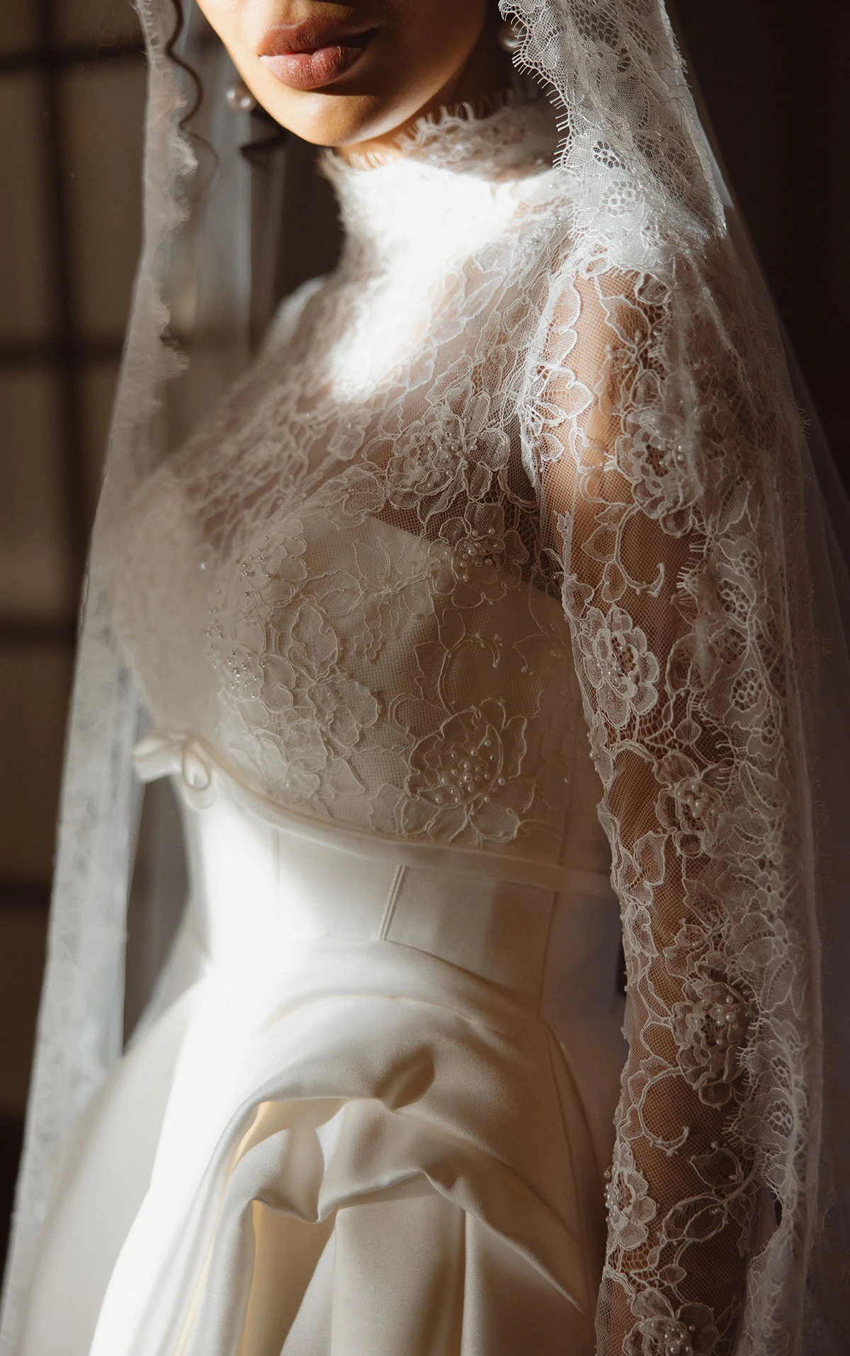 d4566 Royales Ball-Brautkleid aus Mikado mit transparentem, hohem Ausschnitt aus Illusionsspitze und langen Ärmeln  by Essense of Australia