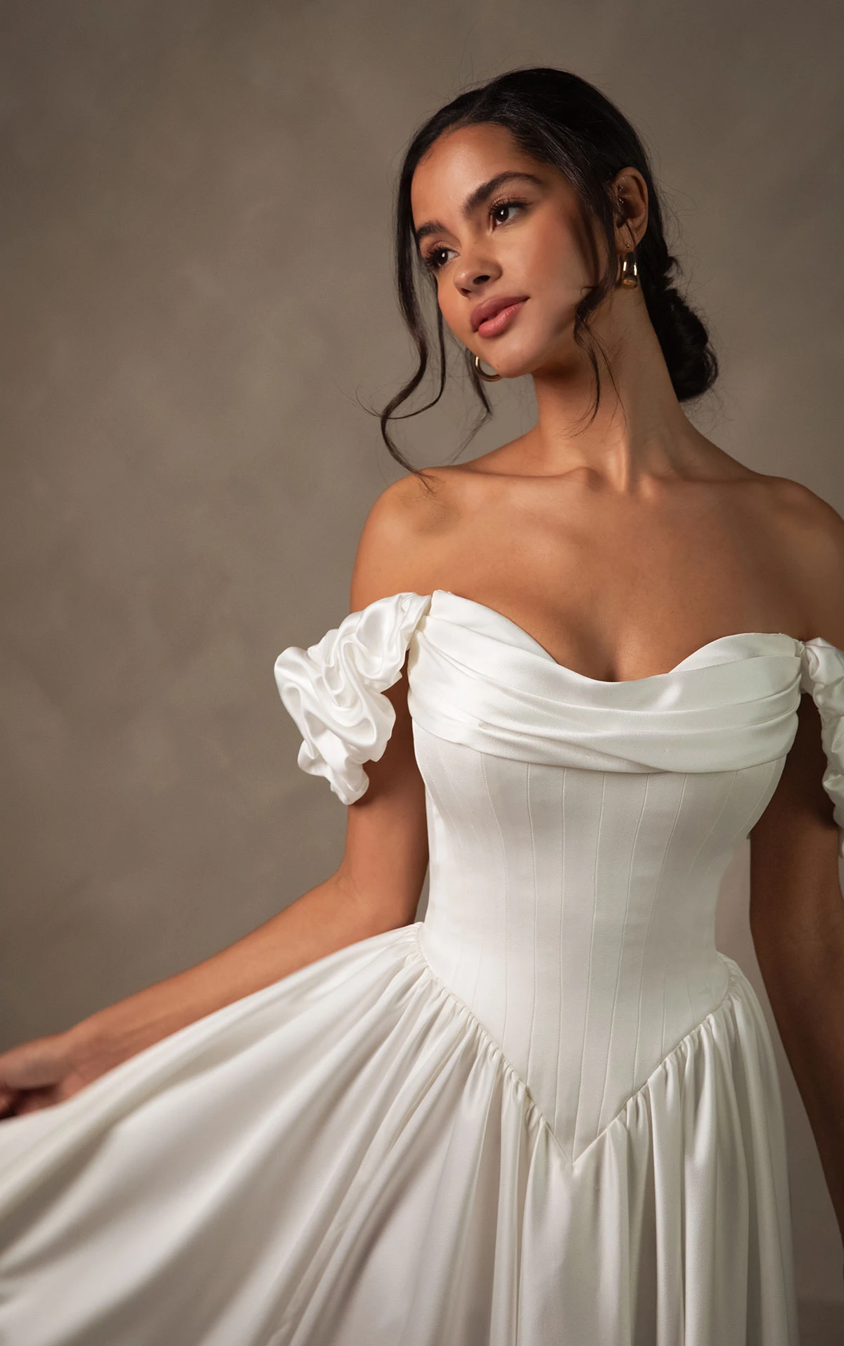 d4568 Zeitloses schulterfreies A-Linien-Brautkleid aus Satin mit abnehmbaren gerafften Ärmeln  by Essense of Australia