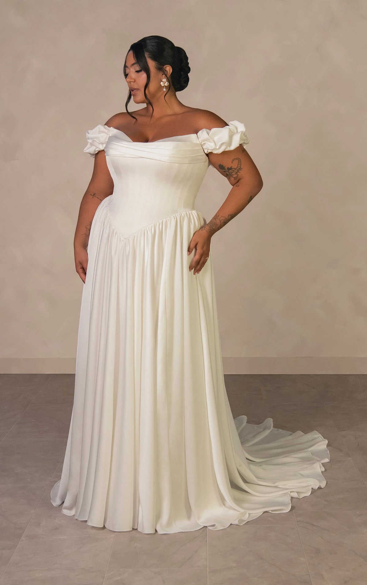 d4568 Zeitloses schulterfreies A-Linien-Brautkleid aus Satin mit abnehmbaren gerafften Ärmeln  by Essense of Australia