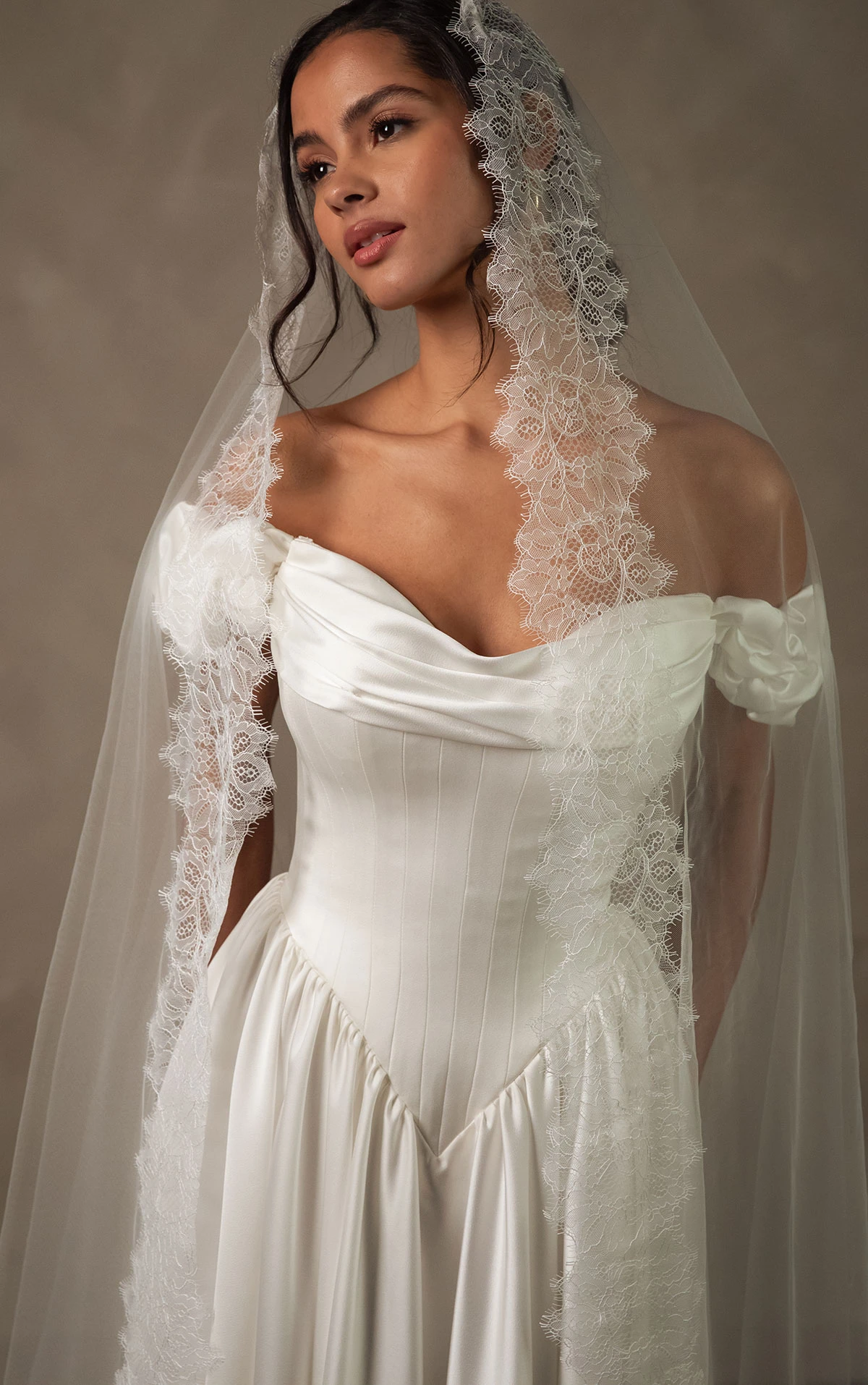 d4568 Zeitloses schulterfreies A-Linien-Brautkleid aus Satin mit abnehmbaren gerafften Ärmeln  by Essense of Australia