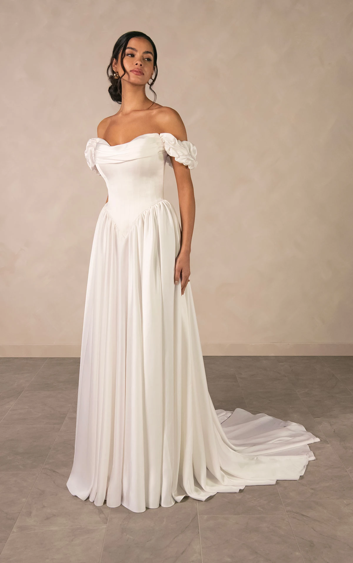 d4568 Zeitloses schulterfreies A-Linien-Brautkleid aus Satin mit abnehmbaren gerafften Ärmeln  by Essense of Australia