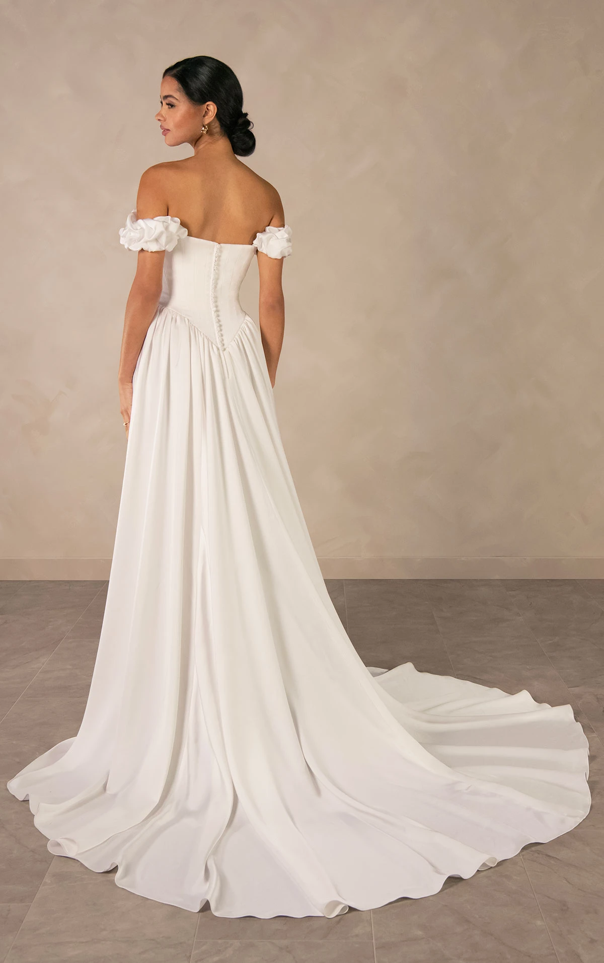 d4568 Zeitloses schulterfreies A-Linien-Brautkleid aus Satin mit abnehmbaren gerafften Ärmeln  by Essense of Australia