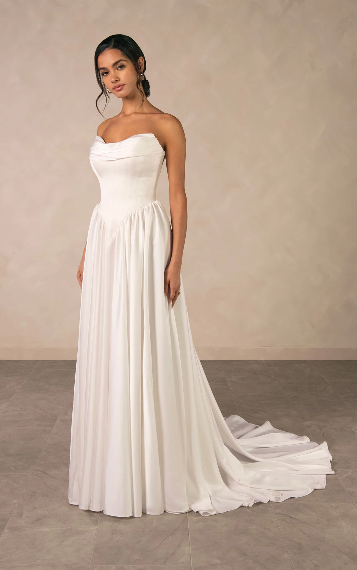 d4568 Zeitloses schulterfreies A-Linien-Brautkleid aus Satin mit abnehmbaren gerafften Ärmeln  by Essense of Australia