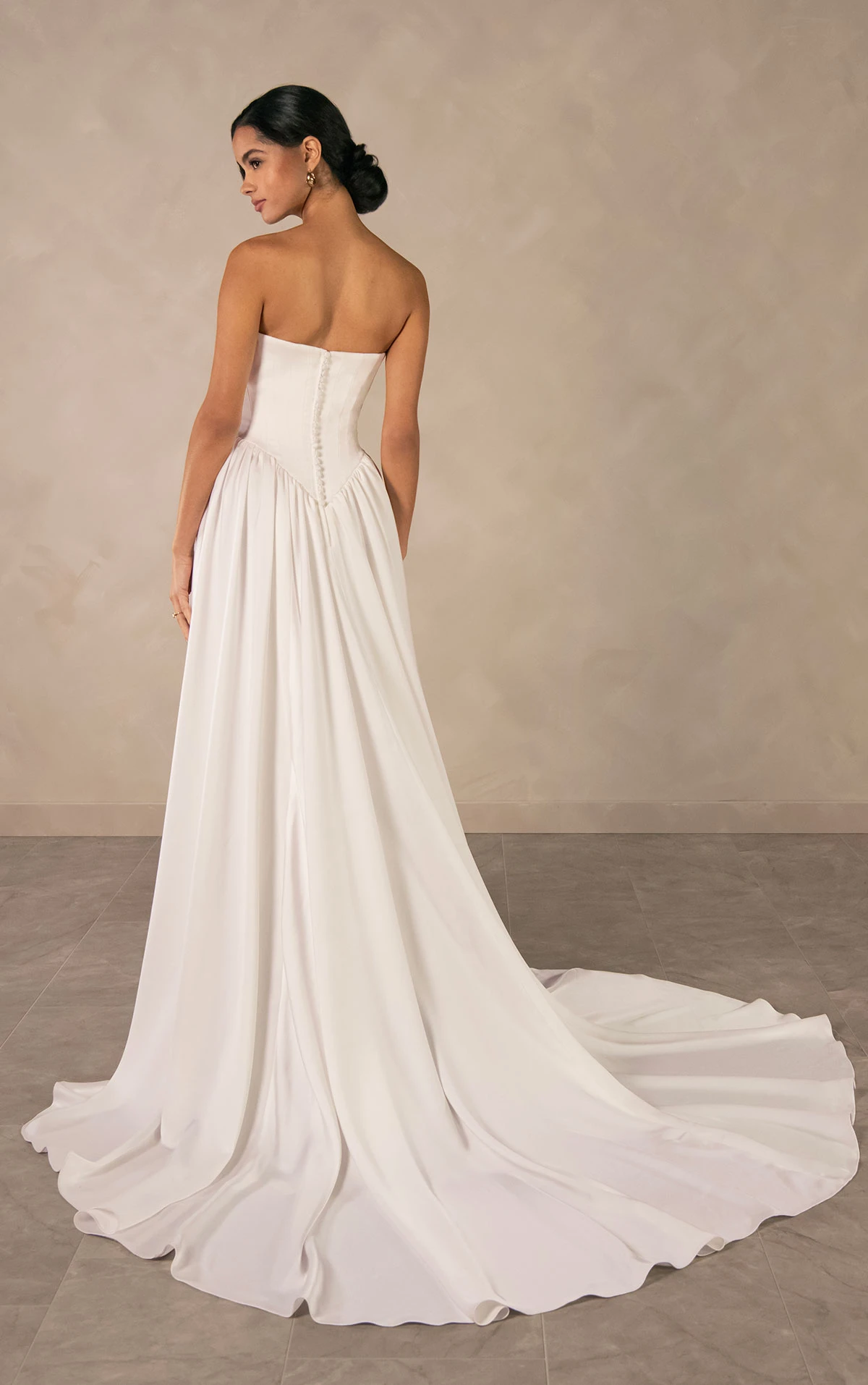 d4568 Zeitloses schulterfreies A-Linien-Brautkleid aus Satin mit abnehmbaren gerafften Ärmeln  by Essense of Australia