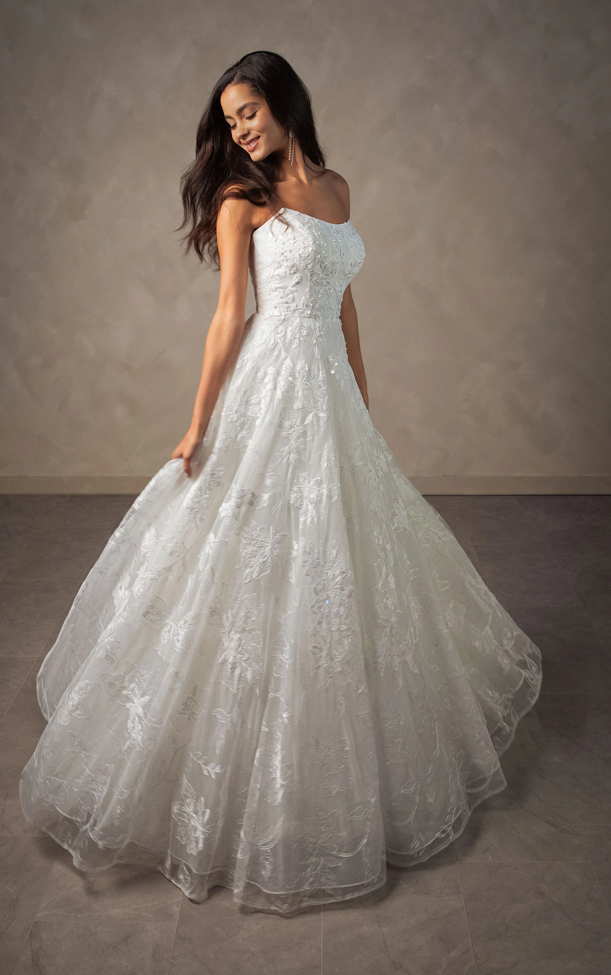 Funkelndes trägerloses A-Linien-Brautkleid mit verspielter floraler Gestaltung, D4571, byEssense of Australia