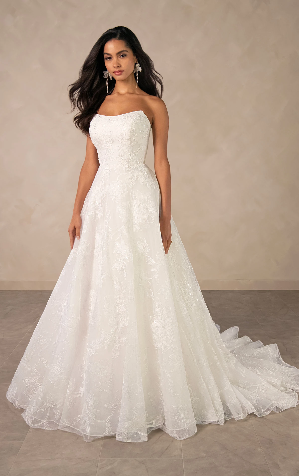 d4571 Funkelndes trägerloses A-Linien-Brautkleid mit verspielter floraler Gestaltung  by Essense of Australia