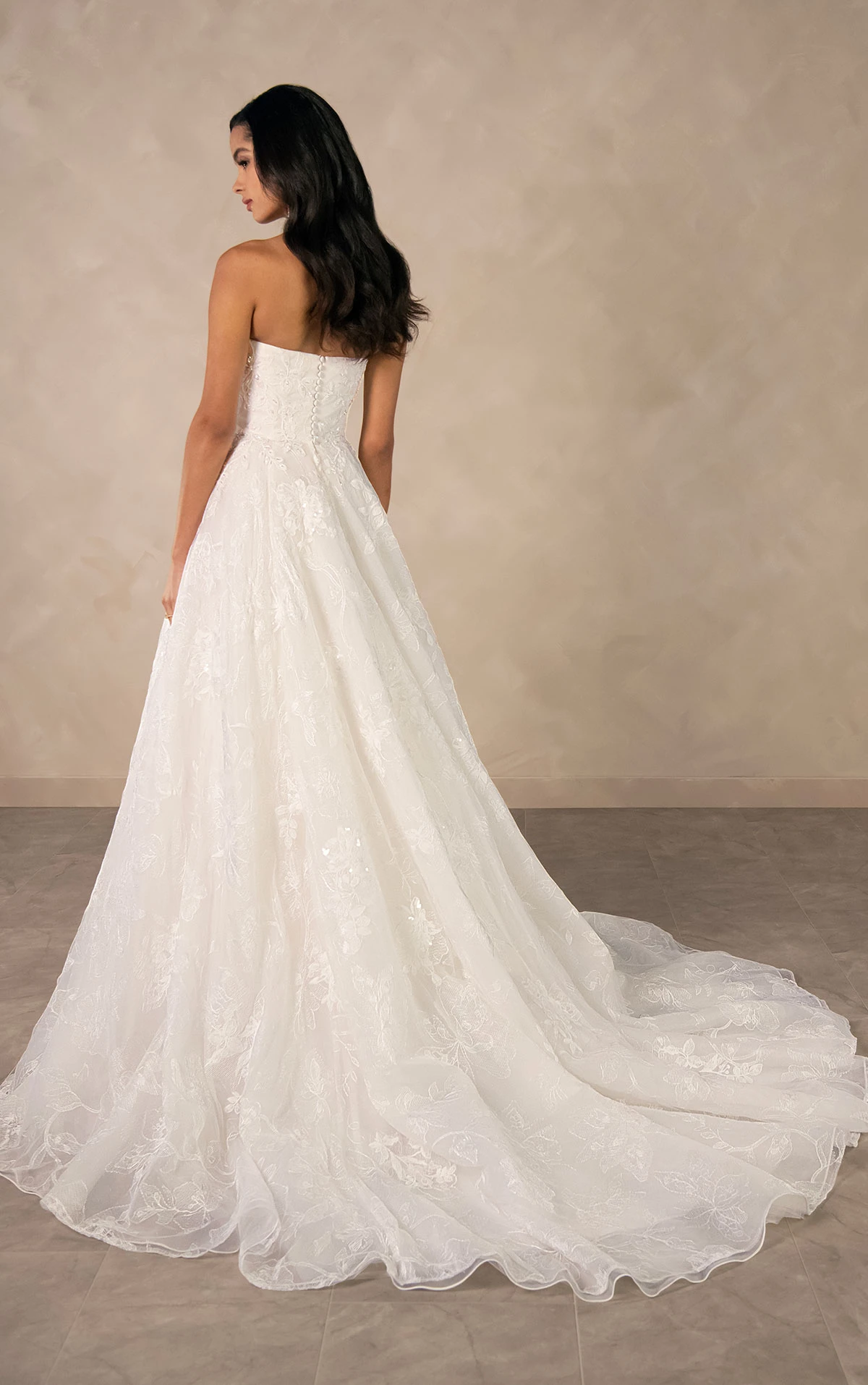 d4571 Funkelndes trägerloses A-Linien-Brautkleid mit verspielter floraler Gestaltung  by Essense of Australia