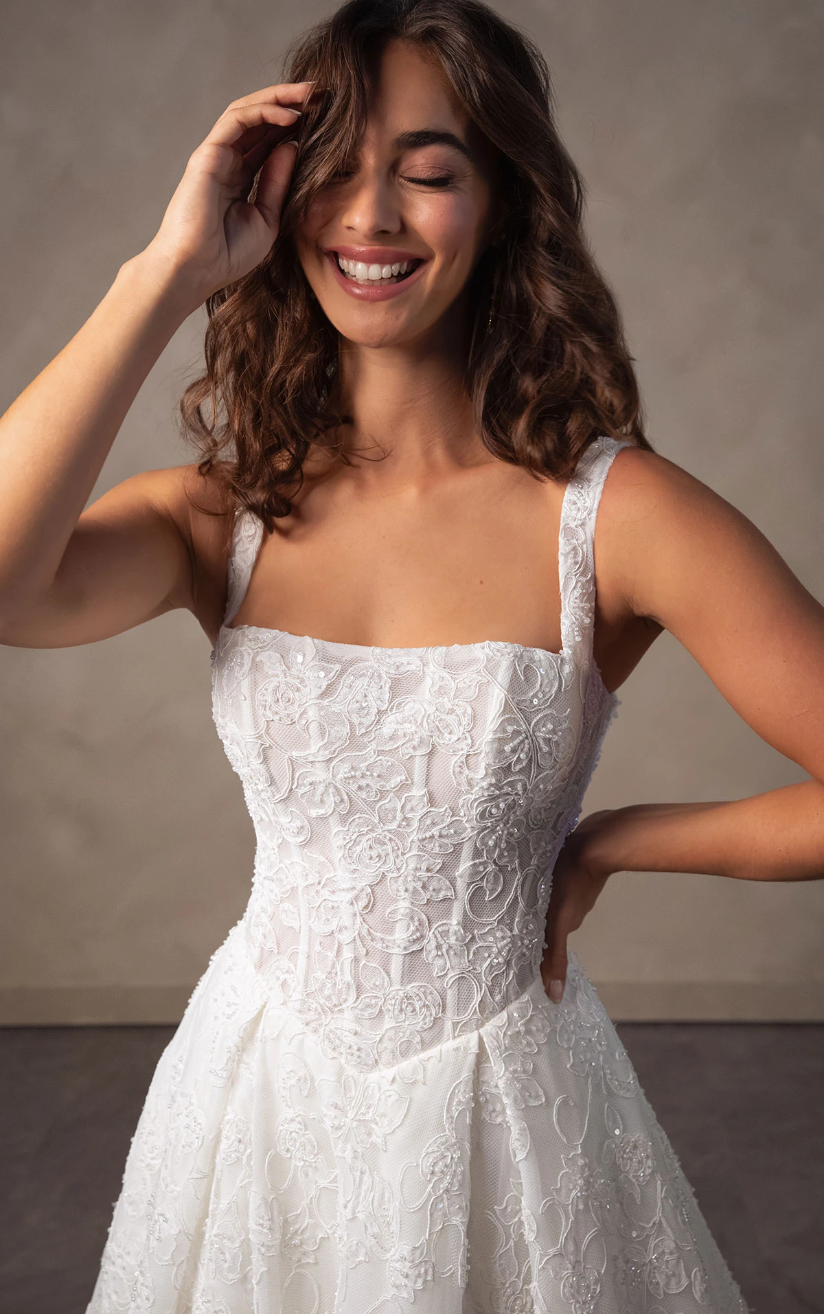 d4572 Funkelndes A-Linien-Brautkleid aus Spitze mit Karree-Ausschnitt und tiefer Taille  by Essense of Australia