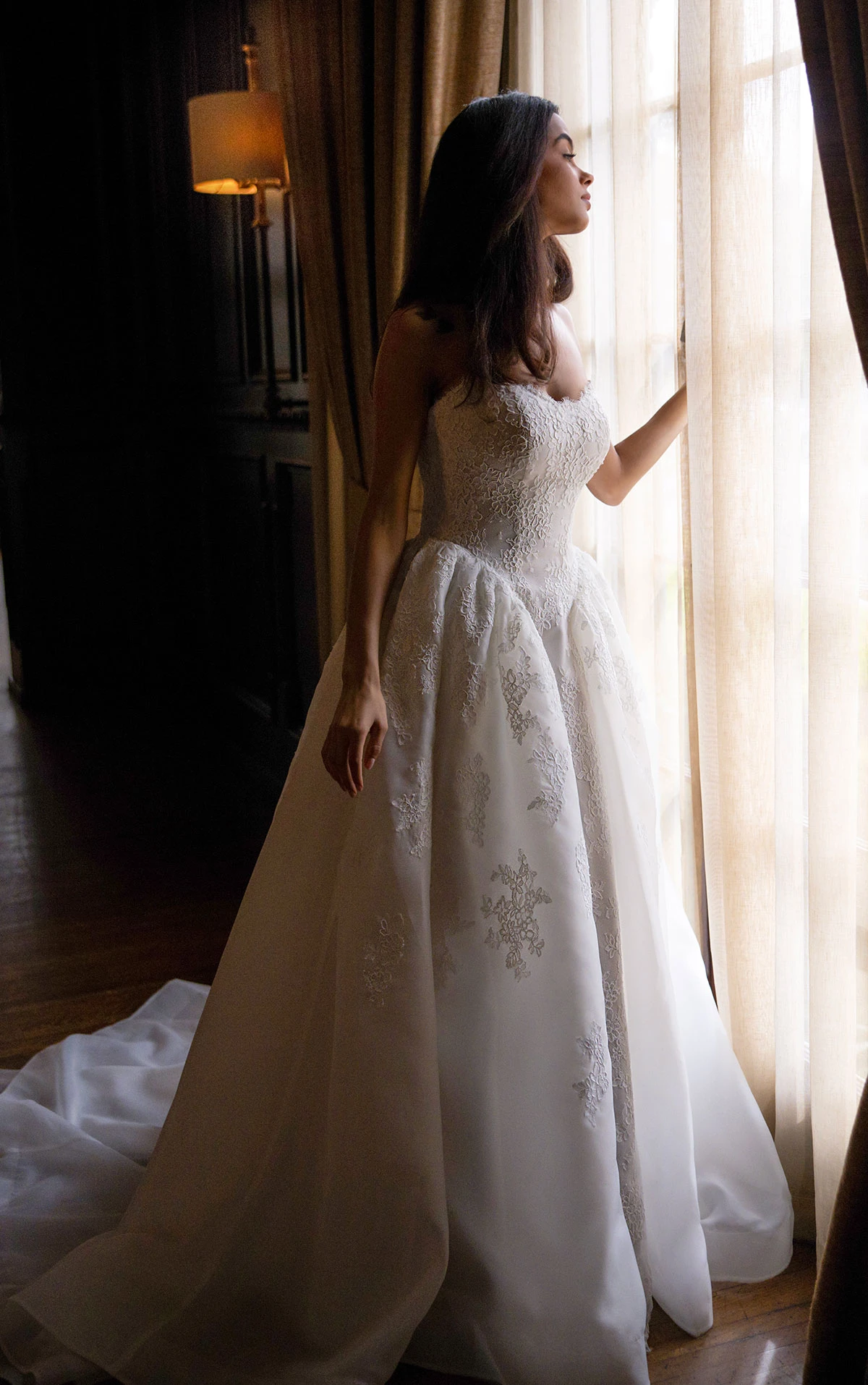 Romantisches Ball-Brautkleid aus Spitze und Organza mit gewelltem herzförmigem Ausschnitt, D4573, byEssense of Australia
