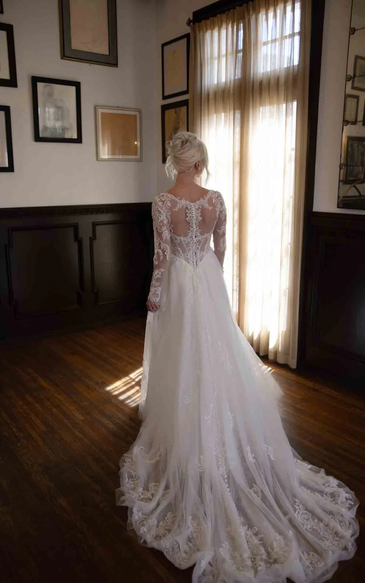 d4577 Romantic Sweetheart A-line Wedding Dress with Detachable Long Lace Sleeves by Essense of Australia