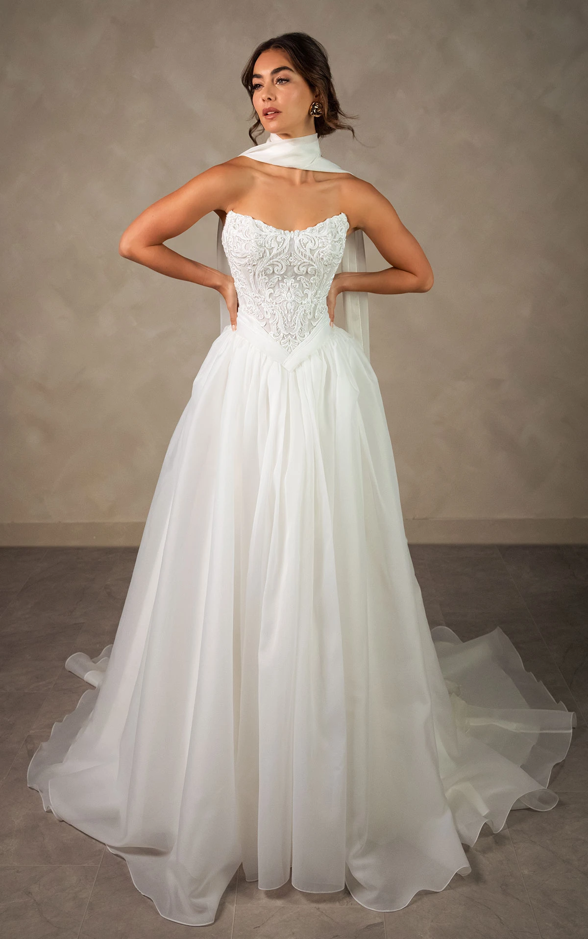 d4580 Romantisches A-Linien-Brautkleid aus Spitze und Organza mit Baskentaille  by Essense of Australia