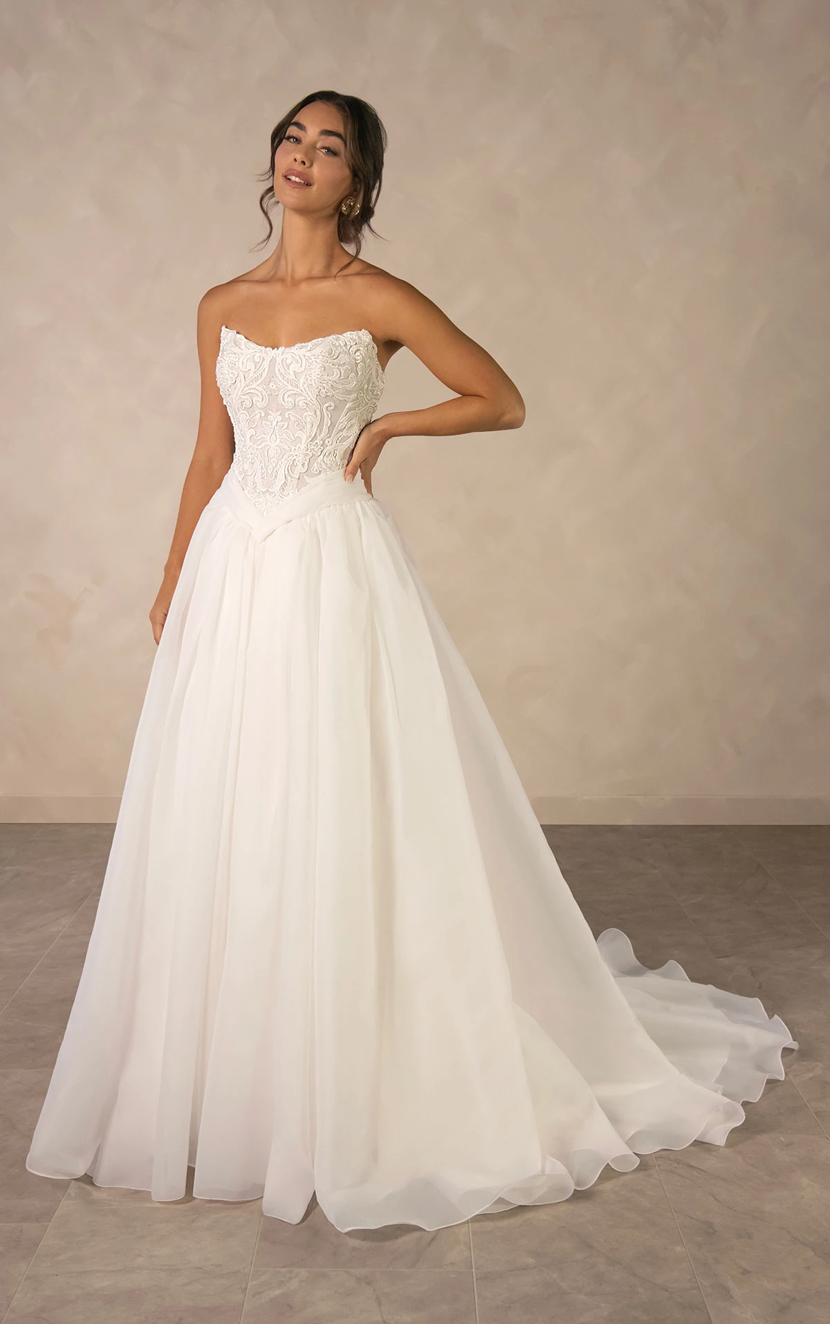 d4580 Romantisches A-Linien-Brautkleid aus Spitze und Organza mit Baskentaille  by Essense of Australia