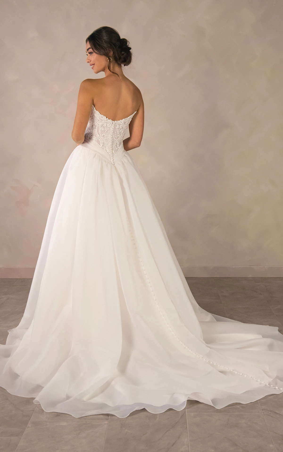 d4580 Romantisches A-Linien-Brautkleid aus Spitze und Organza mit Baskentaille  by Essense of Australia