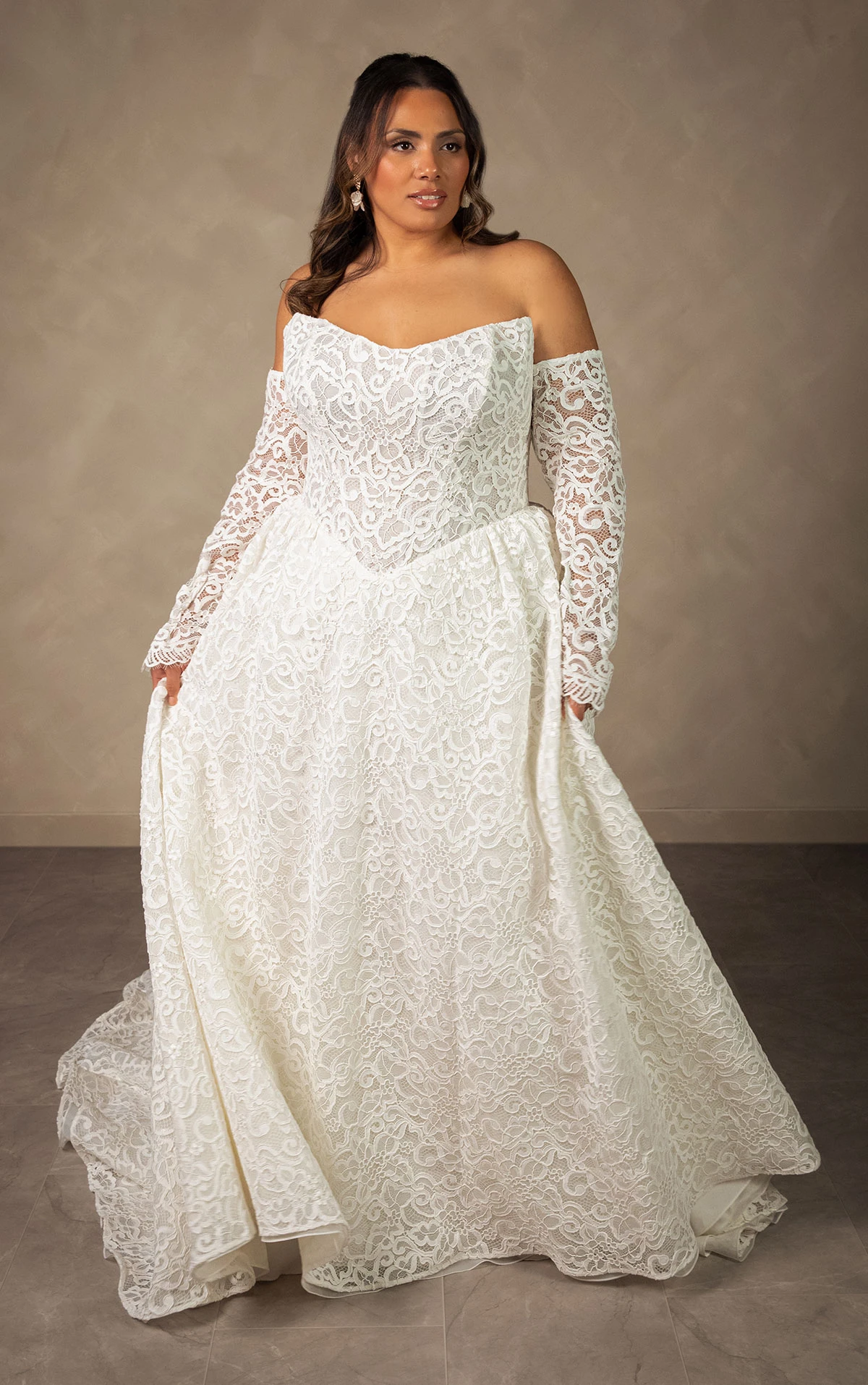 d4591 A-Linien-Brautkleid aus Allover-Spitze mit abnehmbaren langen Ärmeln  by Essense of Australia