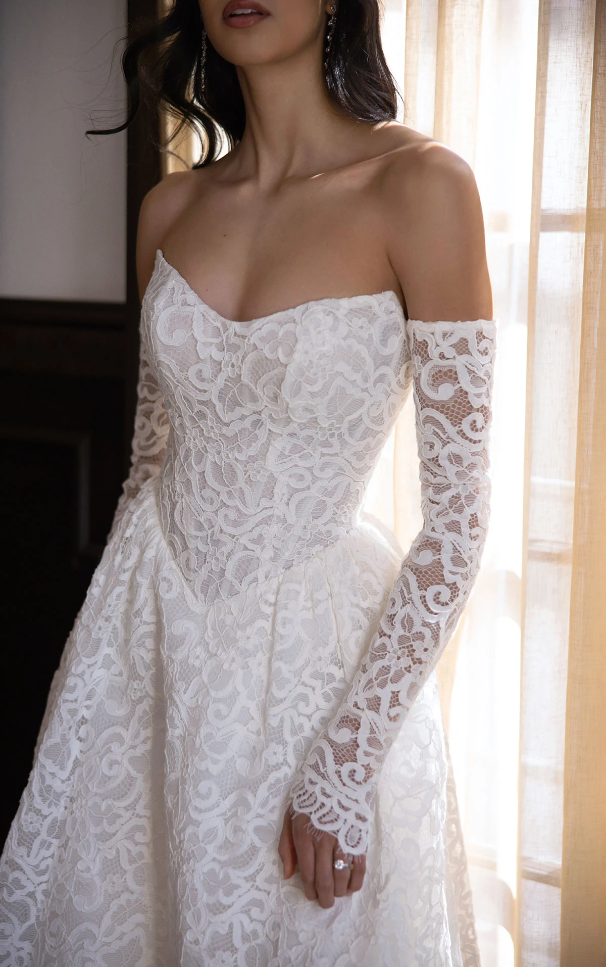 d4591 A-Linien-Brautkleid aus Allover-Spitze mit abnehmbaren langen Ärmeln  by Essense of Australia